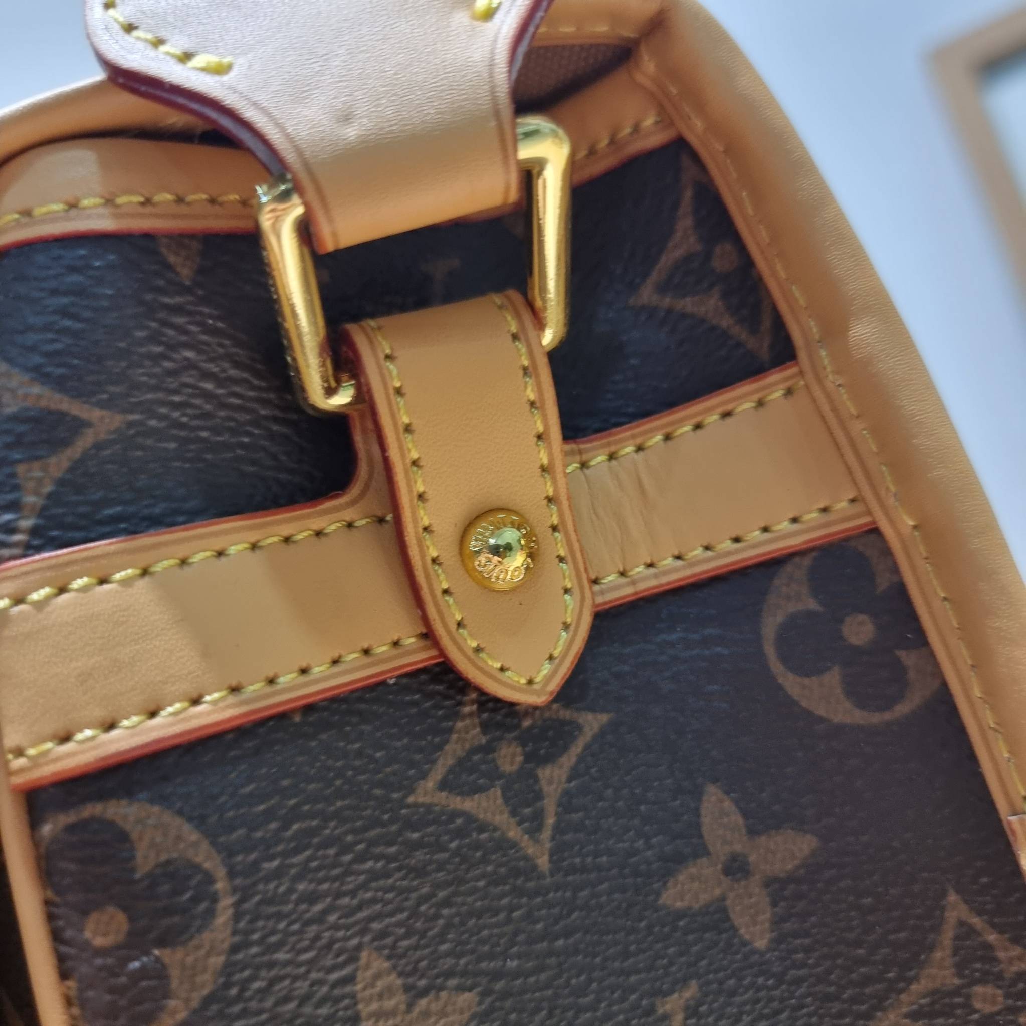 LV Vintage Monogram Sac Gibeciere GM messenger / LV GIBECIERE CROSSBODY BAG กระเป๋าสะพายข้างใบใหญ่ ทรงแมสเซนเจอร์ เอาใจหนุ่มๆ ดีไซน์วินเทจ ย้อนยุค คลาสสิคไม่มีเบื่อ วัสดุหนังแคนวาส ทนทาน