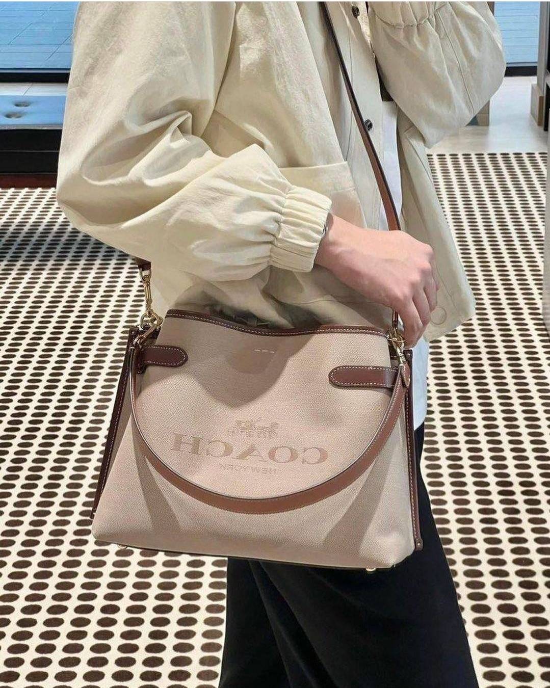 COACH CH190 HANNA SHOULDER BAG น้องใหม่ เรียบหรู ดูแพง กับกระเป๋าสะพายไหล่ทรงสวย โทนสีคลาสสิค ดีไซน์ตกแต่งสายคาดจับจีบข้างกระเป๋าเพิ่มดีเทล มาพร้อมหูจับถอดแยกได้