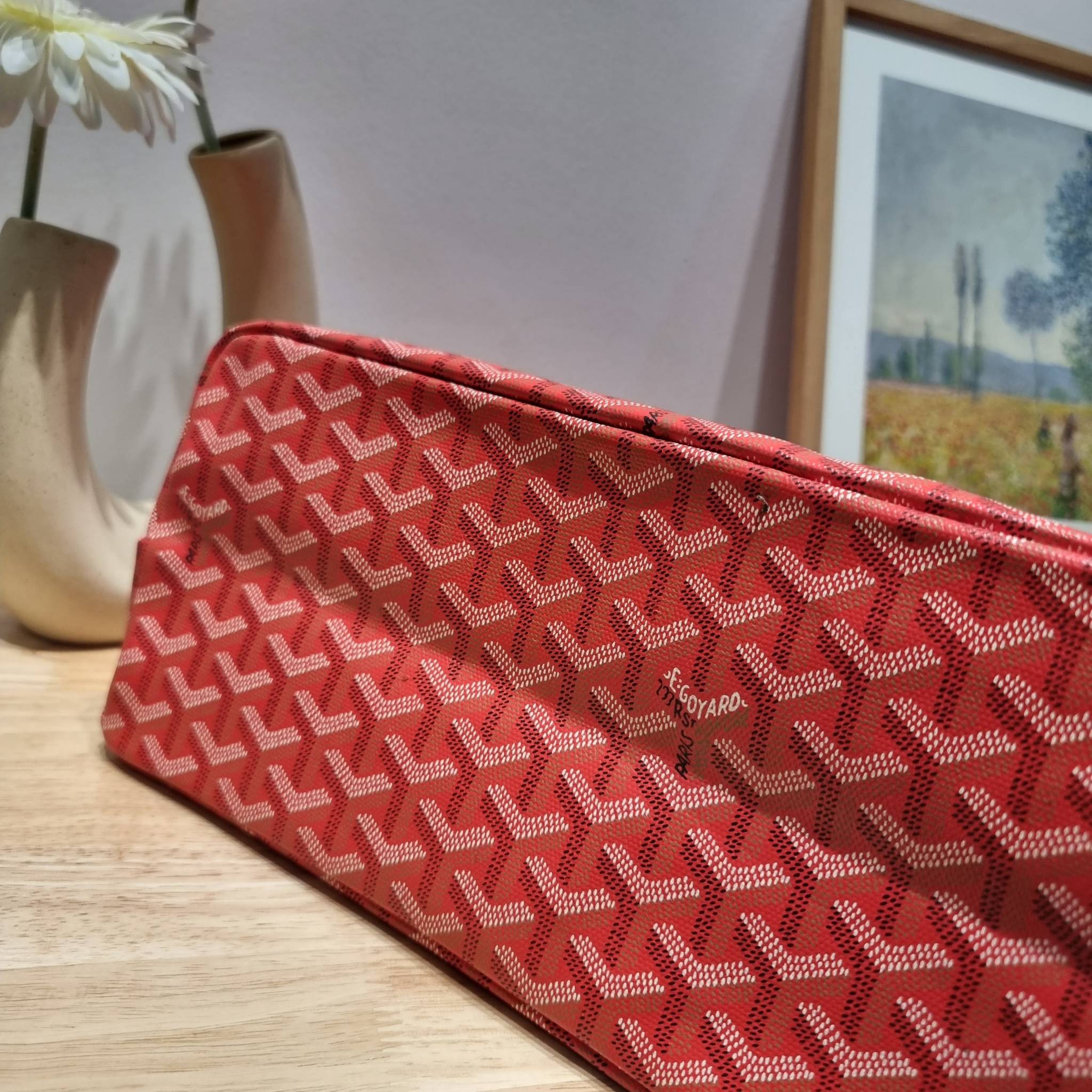 GOYARD BOHEME HOBO BAG / GOYARD HOBO กระเป๋าสะพายทรงโฮโบ ใบใหญ่จุใจ!! มาครบสีขายดี เลิศทุกสี รูปทรงคลาสสิค ดีไซน์เป็นเอกลักษณ์ วัสดุหนังแคนวาสพิมพ์ลายสวยคม ปากกระเป๋ามีซิปเปิด-ปิดกันของหล่นได้ ภายในโล่งกว้างมาก มาพร้อมสายคล้องในตัว ทนทาน สะพายสวยๆได้ทุกวั