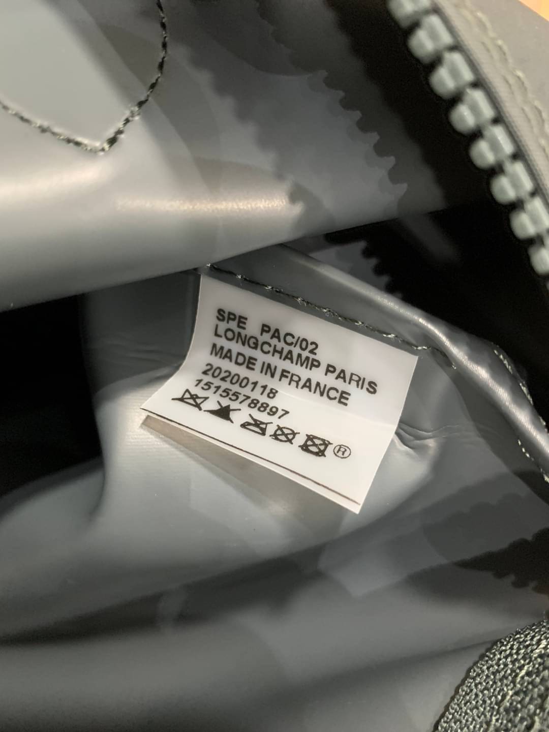 Longchamp Le Pliage Neo Size M มาพบกับกระเป๋ารุ่นยอดนิยม ที่สาวๆ ต้องมีไว้เก็บไว้สักใบ กระเป๋าโท้ทใบนี้ มาพร้อมกับสีที่มีสไตล์เรียบง่าย มีสายสะพายยาวช่วยให้คุณสามารถสะพายไหล่ได้อย่างสบาย ในขณะที่ที่ปิดแบบซิปช่วยให้คุณมั่นใจได้ว่าของด้านในมีความปลอดภัย Le 