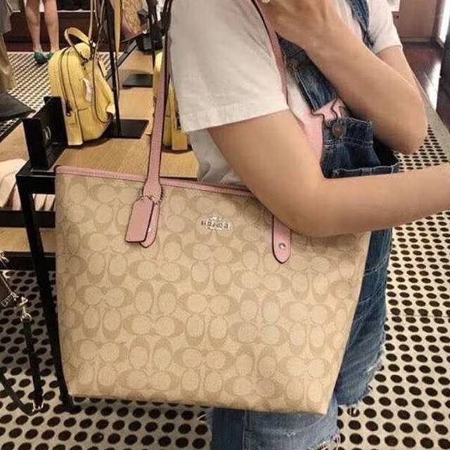 OUTLET 】COACH F58292 CITY ZIP TOTE IN SIGNATURE 16" รุ่นขายดี!! ไซส์ใหญ่ สีสวยมาให้แบบจัดเต็ม!! กระเป๋าถือทรงโท้ทใบใหญ่ สวยน่าใช้ทุกสี สะพายคล้องไหล่ได้เก๋ๆ จุของแน่นๆไปเลยจ้า!! วัสดุหนังแคนวาสคุณภาพ ปากกระเป๋าเปิด-ปิดด้วยซิป กันของหล่นได้ ถือไปไหนก็