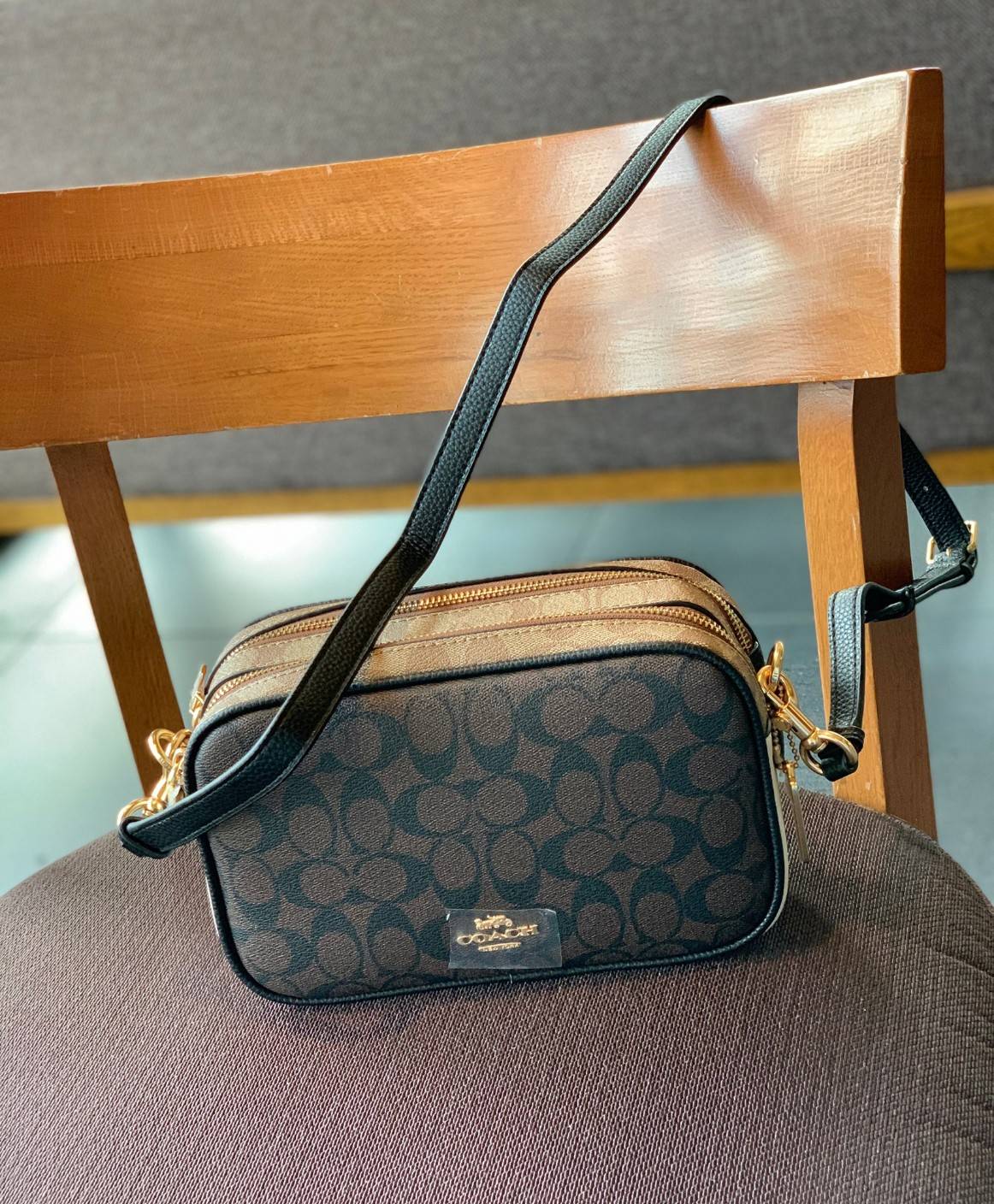 ใครที่รออยู่ห้ามพลาดเลยจร้าา! COACH JES CROSSBODY IN BLOCKED SIGNATURE CANVAS ((1767)) พร้อมส่งอีกครั้ง สินค้าขายดี กระเป๋าสะพายครอสบอดี้ร์หรือสะพายข้างได้ หนังแท้อย่างดีค่ะ 🔺สีหนังของรุ่นนี้ผสมกันได้ลงตัวดูดีมากๆทีเดียวค่ะ กระเป๋าแบบ2ช่องซิป ภายใ