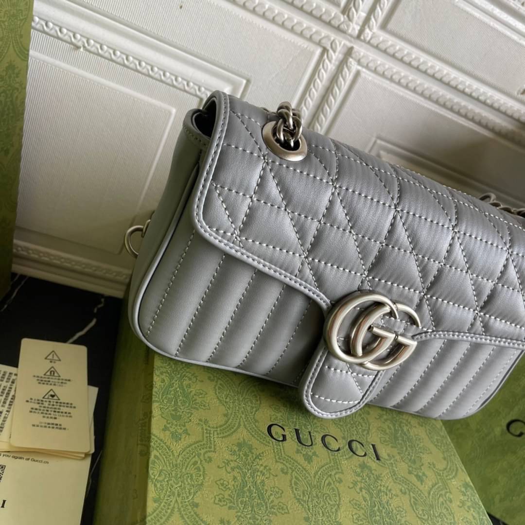 หนังแท้ 26cm GUCCI GG Marmont leather shoulder bag แบบใหม่ล่าสุด ราคานี้หนังแท้คือคุ้มมากเลยค่าสาวๆ ต้องจัดแล้วน้าา ยกระดับความหรูให้กับตัวเองกันหน่อย ด้วยกระเป๋ารุ่นนี้!! ครอสบอดี้ที่ดีไซน์หรู อัพเลเวล ในราคาที่จับต้องได้ พร้อมเสิร์ฟความสวยตรงถึงบ้านแล้ว