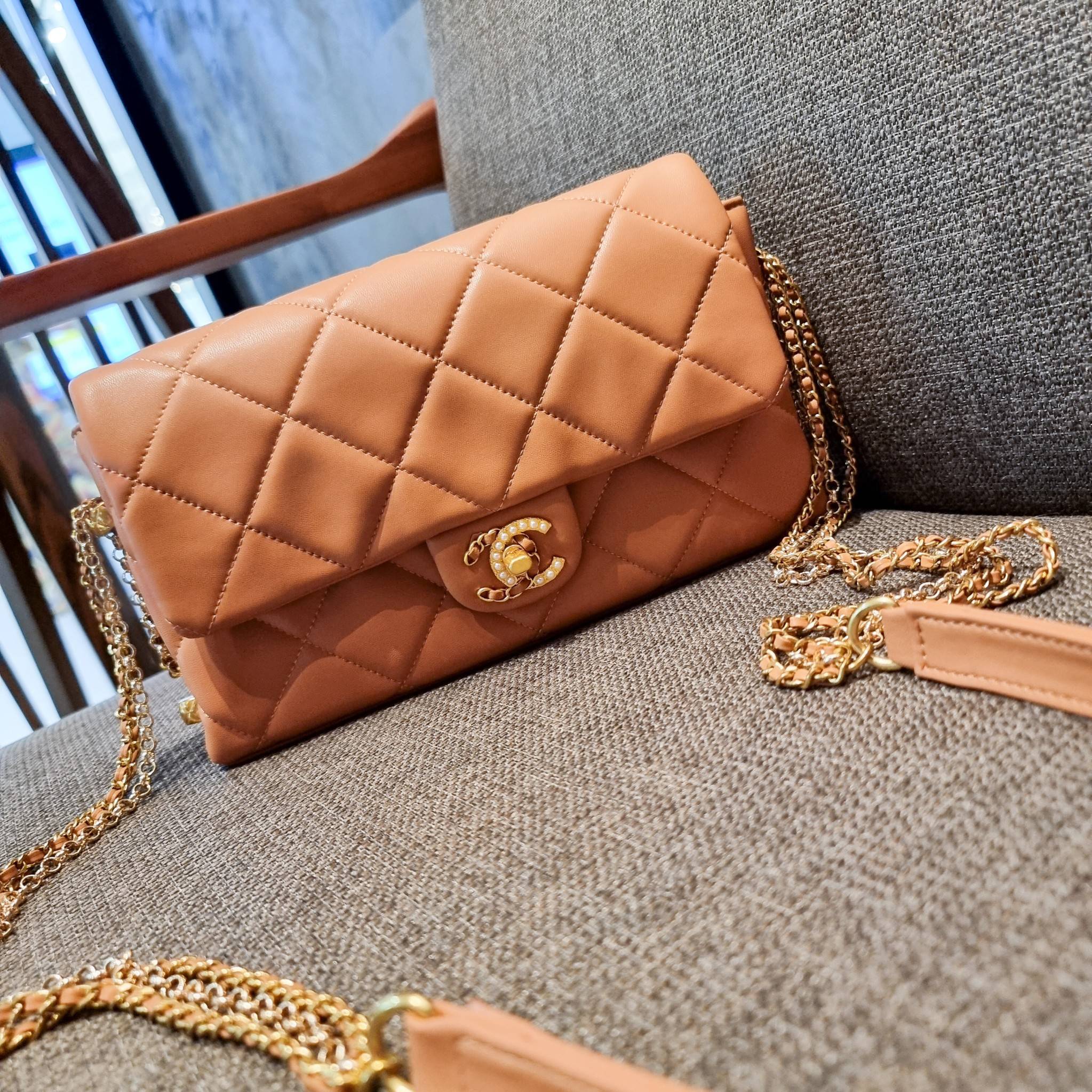 VIP 】สวยหรูพร้อมเสิร์ฟ!! กับไอเท็มสุดเลิฟจาก Chanel กระเป๋าสะพายที่สุดของความคุ้มค่า วัสดุหนังแกะนิ่มเต็มใบ เปิด-ปิดกระเป๋าด้วยตัวบิดล็อค ภายในกระเป๋าบุผ้าสวยหรู มีช่องโล่งกว้างจุของได้สบาย ใส่โทรศัพท์ กระเป๋าสตางค์ได้ มีช่องซิป 1 ช่อง ช่องย่อย 1 ช่อง ดีเ