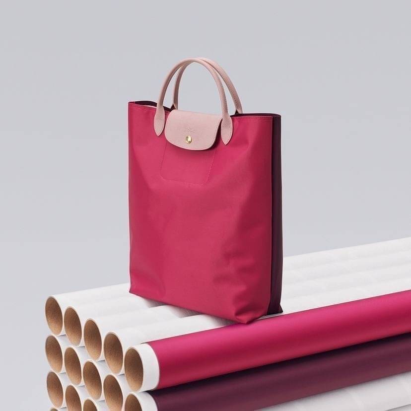 LONGCHAMP LE PLIAGE RE-PLAY TOP HANDLE BAG สินค้ารุ่นลิมิเต็ด collection สุดปัง ซื้อใบเดียวเหมือนได้2 ใบ กระเป๋าสะพายแนวตั้งที่กว้างขวาง มีเอกลักษณ์เฉพาะตัวแต่มีดีไซน์ที่น่าดึงดูด