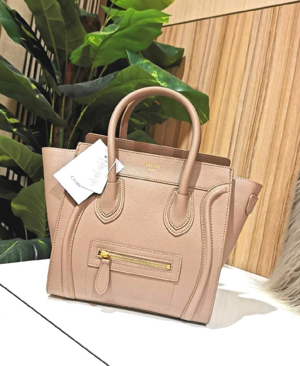 VIP 🥂 Celine Nano Luggage Desert Rose / CELINE HANDLE BAG GIFT วัสดุหนังแท้ Calf Skin มาในดีไซน์สุดหรูยอดนิยมหนังนิ่มหอมขึ้นเทคเจอร์สวยอยู่ทรง เปิดปิดด้วยซิปสะดวกใช้ ด้านหน้ามีโลโก้แบรนด์ ภายในโล่งกว้างและจุ มีช่องซิปและช่องPocketใส่มือถือของใช้ได
