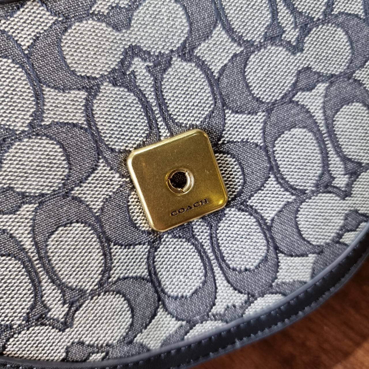 COACH ALIE SADDLE BAG IN SIGNATURE JACQUARD (C4694//C3464) New item!! กระเป๋าสะพายทรง saddle ดีไซน์วินเทจย้อนยุค แฝงความหรูในตัวด้วยอะไหล่สีทองเหลือง โดดเด่นไม่ซ้ำใครแน่นอน วัสดุผ้า jacquard สลับหนังแท้ ภายในเป็นช่องโล่ง มาพร้อมสายสะพายครอสบอดี้ ที่สามารถ