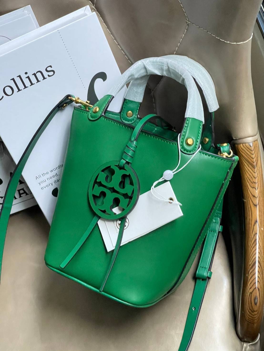 ของแท้ 💯% Tory burch miller mini bucket bag กระเป๋าทรงคลาสสิคจากTory burch มาพร้อมกับรูปทรงถัง ขนาดน่ารักกำลังดี