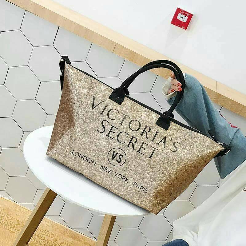 VICTORIA'S SECRET CANVAS GLITTER LARGE RUNWAY TRAVEL BAG 2017 กระเป๋าทรง Travel ใบใหญ่วัสดุ CANVAS GLITTER ด้านหน้าประดับโลโก้แบรนด์ glitter วิ๊งทั้งใบ เปิดปิดด้วยซิป ภายในกว้างจุสุดๆ ใส่เสื้อผ้าได้หลายชุด ไม่ว่าจะถือขึ้นเครื่อง, ไปต่างจังหวัด หรือไป