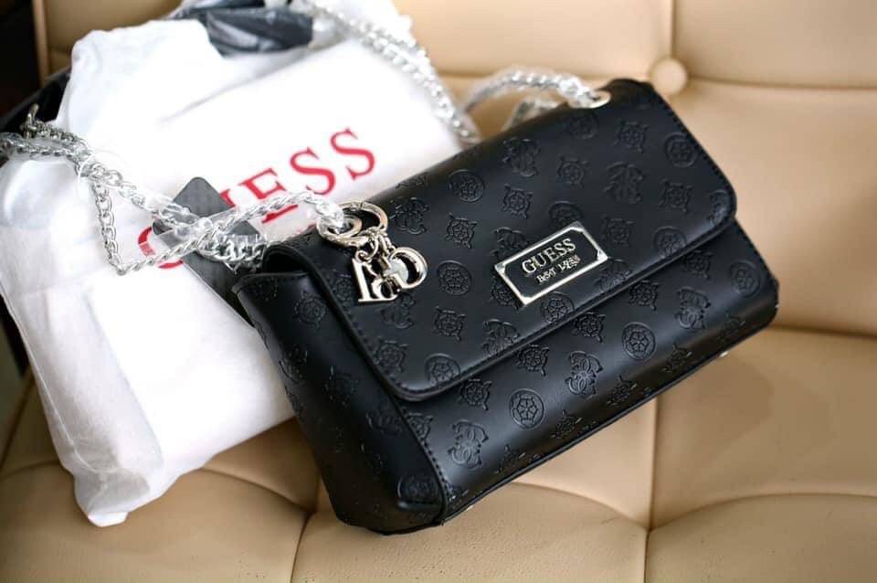 GUESS HANDBAG กระเป๋าสะพายรุ่นใหม่จาก Guess factory รุ่นนี้สามารถสะพายได้ทั้งสายคู่และสายเดี่ยว