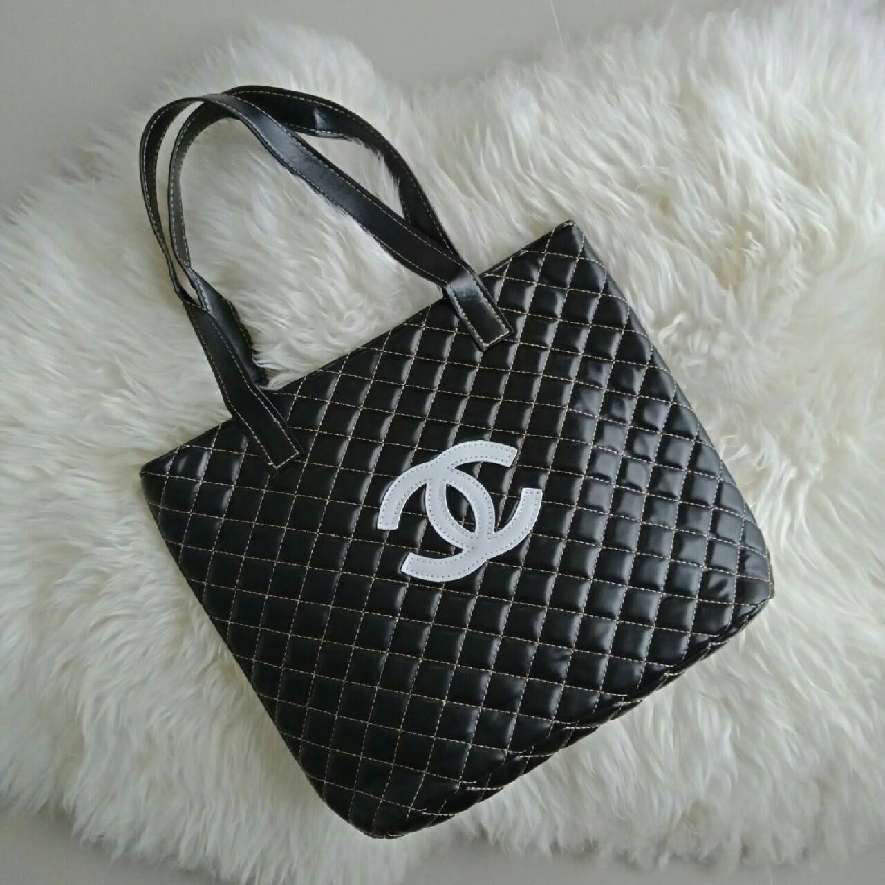 CHANEL LARGE VIP TOTE BAG สินค้าสมนาคุณจากงาน VIP GIFT แบรนด์ดังสุดหรูอย่าง CHANEL โดดเด่นด้วยตัวกระเป๋าขนาดใหญ่ จุของได้เยอะ วัสดุหนัง PU นิ่ม ด้านหน้าปักด้วยโลโก้ CC หนังแก้ว เปิดปิดด้วยกระดุมแม่เหล็ก ด้านในผ้าบุปั้มแบรนด์ชาแนล มีช่องใส่ของใหญ่ แถมแบ่งช