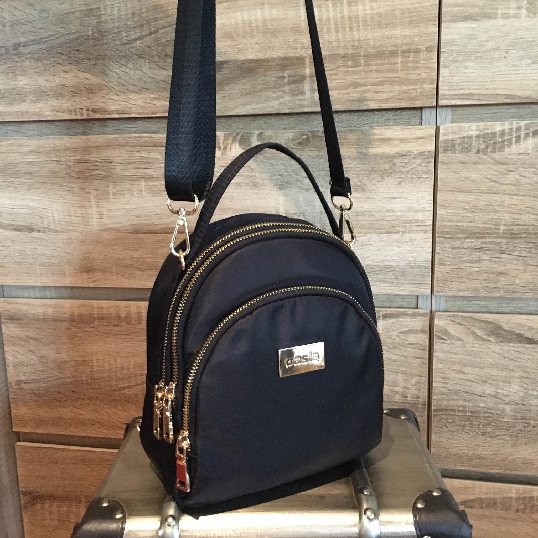 กระเป๋าเป้!!! ทรงน่ารักมากๆๆๆ จากแบรนด์ OASIS รุ่นพิเศษ ช่องซิป 3 ช่องใหญ่ + สายยาวถอดได้ ปรับสะพายได้หลายรูปแบบค่า จุดเด่นที่ >ตัวกระเป๋าทำจากผ้าไนล่อนเนื้อดี >น้ำหนักเบามาก >สายกระเป๋า ถอดปรับ สะพาย หลัง สะพายข้าง ลำตัว หรือ สะพายพาดไหล่ได้คะ &