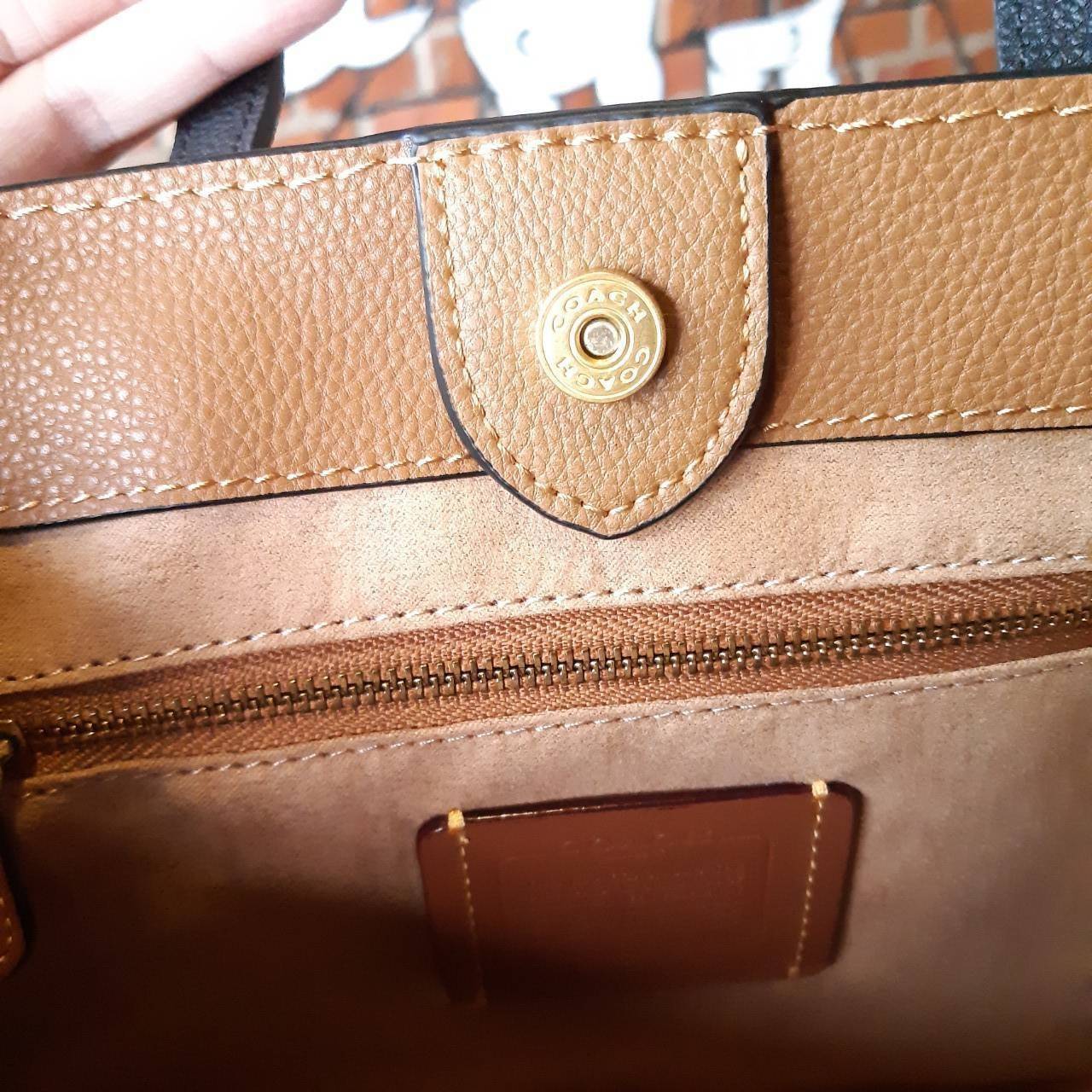 ของแท้ 💯% COACH C0777 FIELD TOTE 30 IN COLORBLOCK WITH COACH BADGE กระเป๋าสะพายทรงโท้ท รุ่นคลาสสิคย้อนยุค สีเรียบหรู ใช้ได้ในทุกโอกาส วัสดุหนัง pepble เต็มใบ มาพร้อมสายสะพาย crossbody เส้นใหญ่ ทนทาน สีตัดโทนกับกระเป๋าอย่างลงตัว