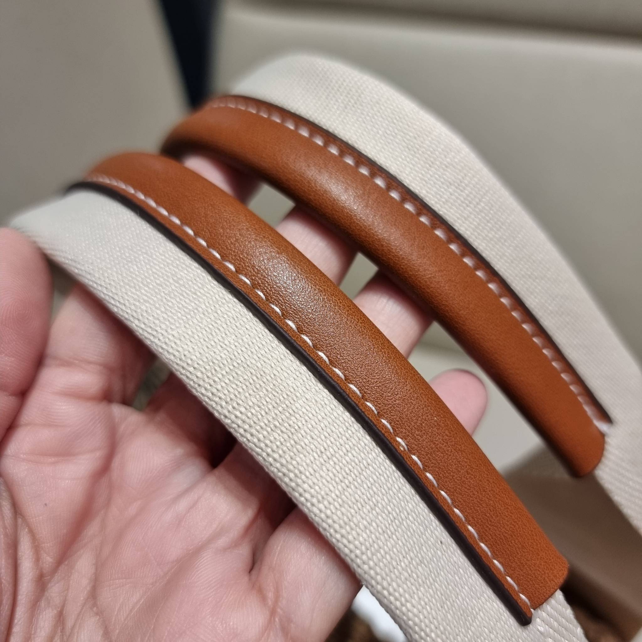 CHLOE LARGE WOODY BASKET กระเป๋าสะพายสานทรงตะกร้า ยอดฮิตติดลมของแบรนด์ ด้วยวัสดุสังเคราห์จากธรรมชาติ สานทอเต็มใบออกมาเป็นลวดลายสวยงาม ตัดด้วยริบบิ้นคาดโดดเด่น ภายในโล่งกว้างมาก จุของได้เต็มที่ เป็นดีไซน์ผู้ดีย้อนยุคที่ดูแพงจริงๆ ใบนี้สามารถสะพายไปเที่ยว ไ