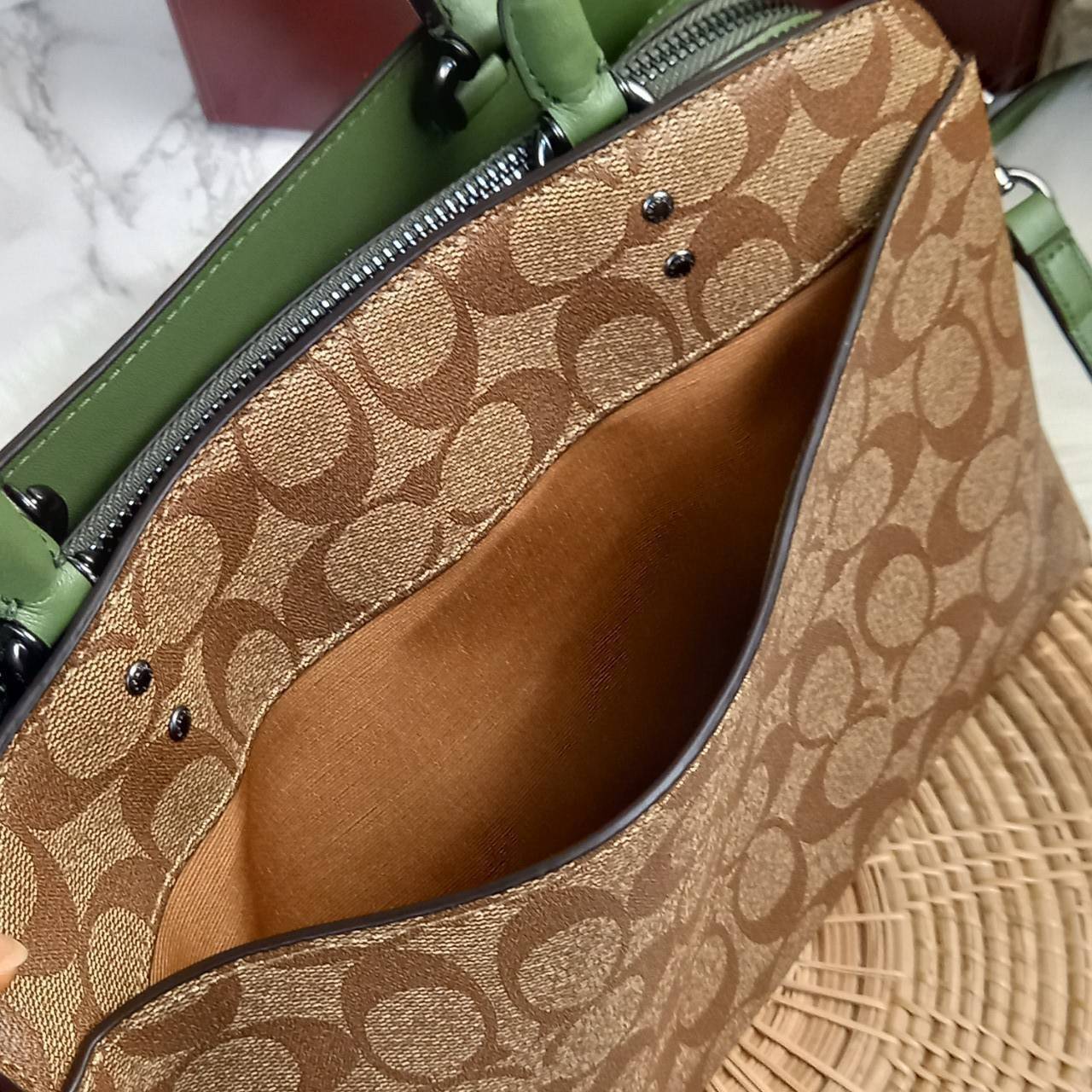 หัวใจจะวาย!! ละมุนมาก ลุคคุณหนูสุดๆ COACH MINI LILLIE CARRYALL (COACH F91494)🌺 ใช้ดีจนต้องบอกต่อ อีกแล้วจ้า ใครๆก็ถามหา😍>>>ทรงถัง รุ่นใหม่ 10 นิ้ว ขนาดกำลังดี เหมาะมือมาก มี 3 ช่องด้านใน ช่องกลาง เปิด-ปิด ด้วยซิป ส่วน 2 ช่องด้านข้