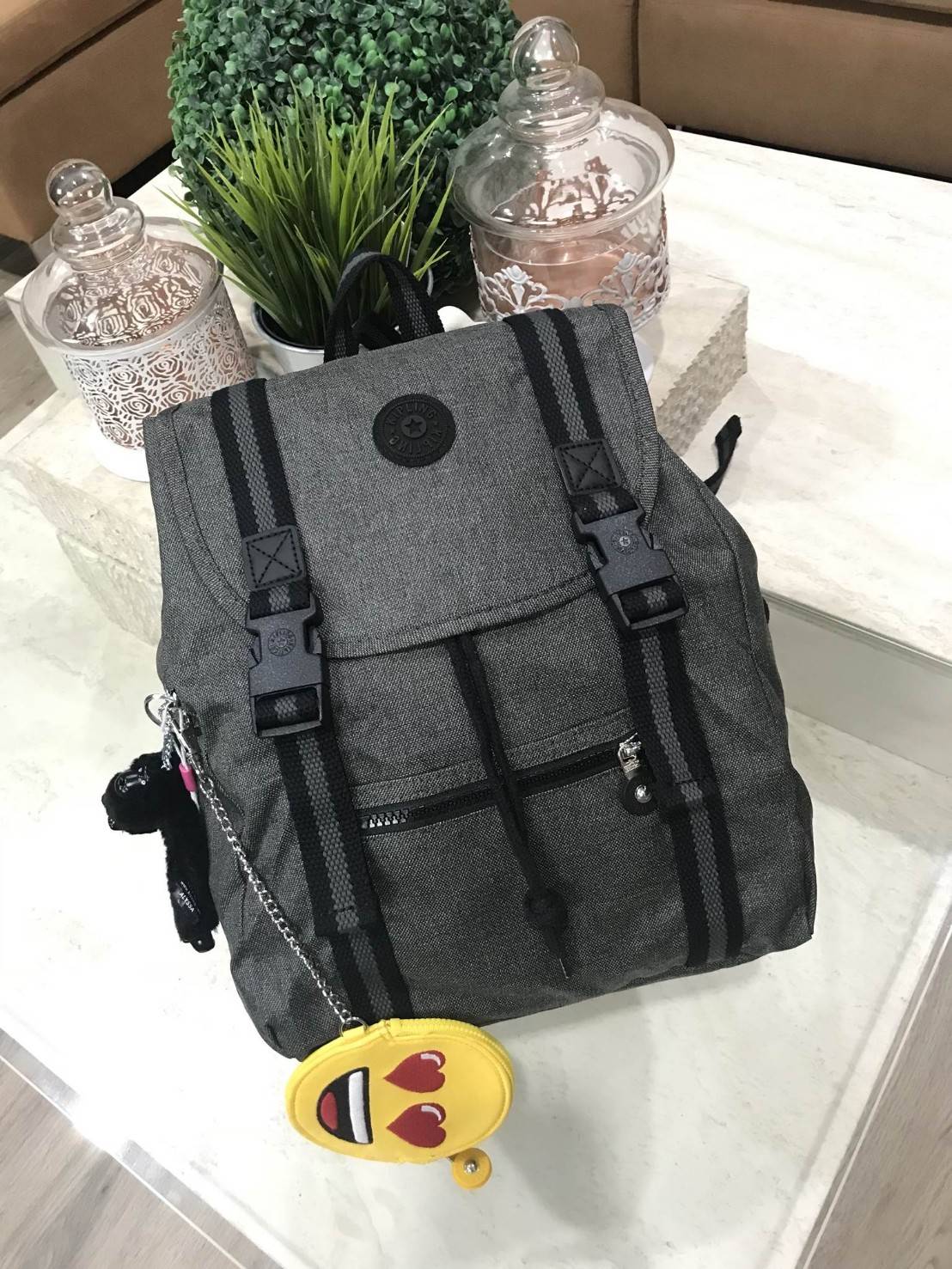 KIPLING EMOJI CITY BACKPACK New in! กระเป๋าเป้แบบฝาปิด Limited Edition คอลเลคชั่น EMOJI ชนช็อป วัสดุ Cotton+Polyester100% เปิดปิดด้วยฝาปิดแถบเข็มขัดและหูรูดด้านใน แต่ง EMOJI น่ารักสุดๆ พวงกุญเเจลิงน้อยถอดเเยกใช้ได้ มีช่องซิปด้านหน้า หัวซิปเเบรนด์ ภายในกว้