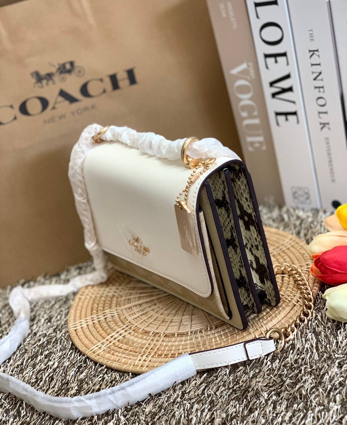 พร้อมส่งถึง8สี ห้ามพลาดค่ะ! COACH KLARE CROSSBODY BAG ((91019//91174//90400//1424//90635)) พร้อมส่งที่ไทย กระเป๋าสะพายครอสบอดี้ร์หรือสามารถทบเป็นสายคู่คล้องไหล่ได้ด้วยค่ะ หนังแท้ แต่ละสีทำลายหนังได้สวยงามแตกต่างกันออกไปนะคะ ✔️ห้อยด้วยป้ายแบรนด์แบบโ