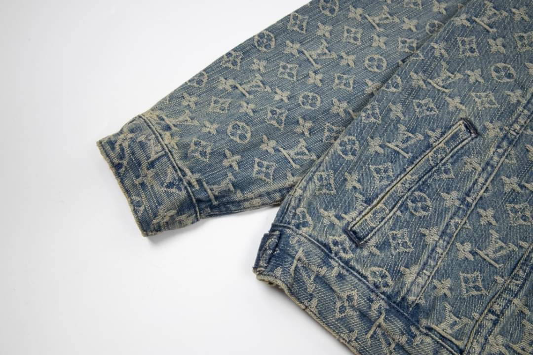 LV Supreme Denim Jacket / Louis Vuitton jacket เกรดออริจินอล มีป้ายแท็กที่คอเสื้อ ใส่ได้ทั้งผู้หญิงผู้ชาย พร้อมส่งที่ไทย ภาพสินค้าถ่ายจากงานขายจริง ใช้งานต่างประเทศได้