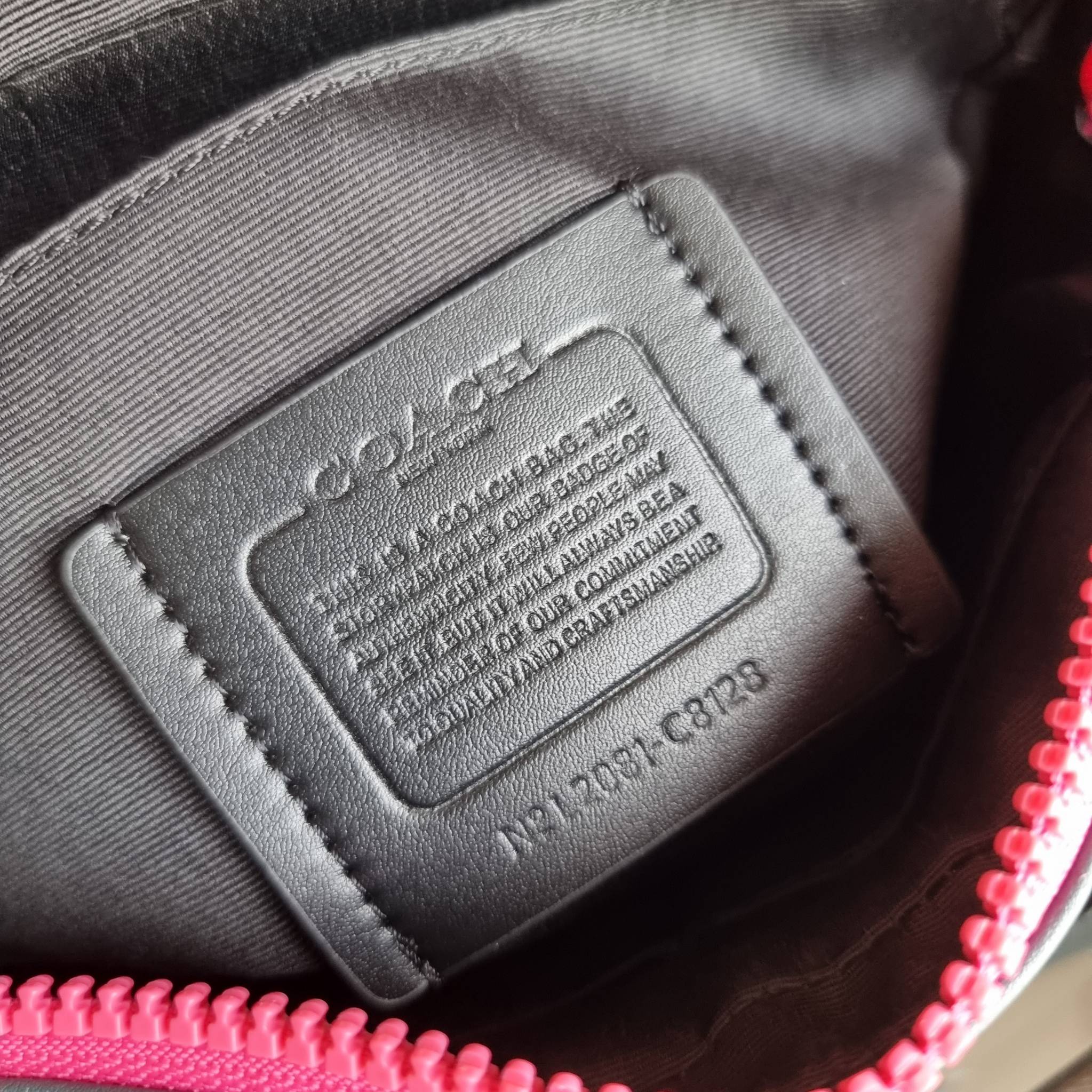 COACH TRACK CROSSBODY IN COLORBLOCK WITH COACH PATCH C6657 C8128 หล่อบอกต่ออีกหนึ่ง กระเป๋าสะพายทรงแมสเซ็นเจอร์ รุ่นเอาใจหนุ่มๆ ที่สาวๆก็อยากใช้!! ด้วยดีไซน์สีคัลเลอร์บล็อคที่โดดเด่น ทำให้ดูน่าใช้งาน วัสดุหนังแท้ สวยคมซ่อนหรู ฝากระเป๋ามีตัวล็อคแน่นหนา เปิ