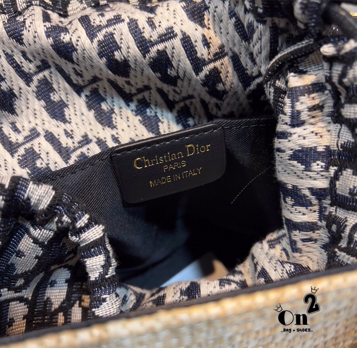 Lady Dior limited edition Bag DIOR WOMEN MEDIUM LADY D-LITE BAG กระเป๋า Lady D-Lite ผสมผสานความสง่างามและคลาสสิก