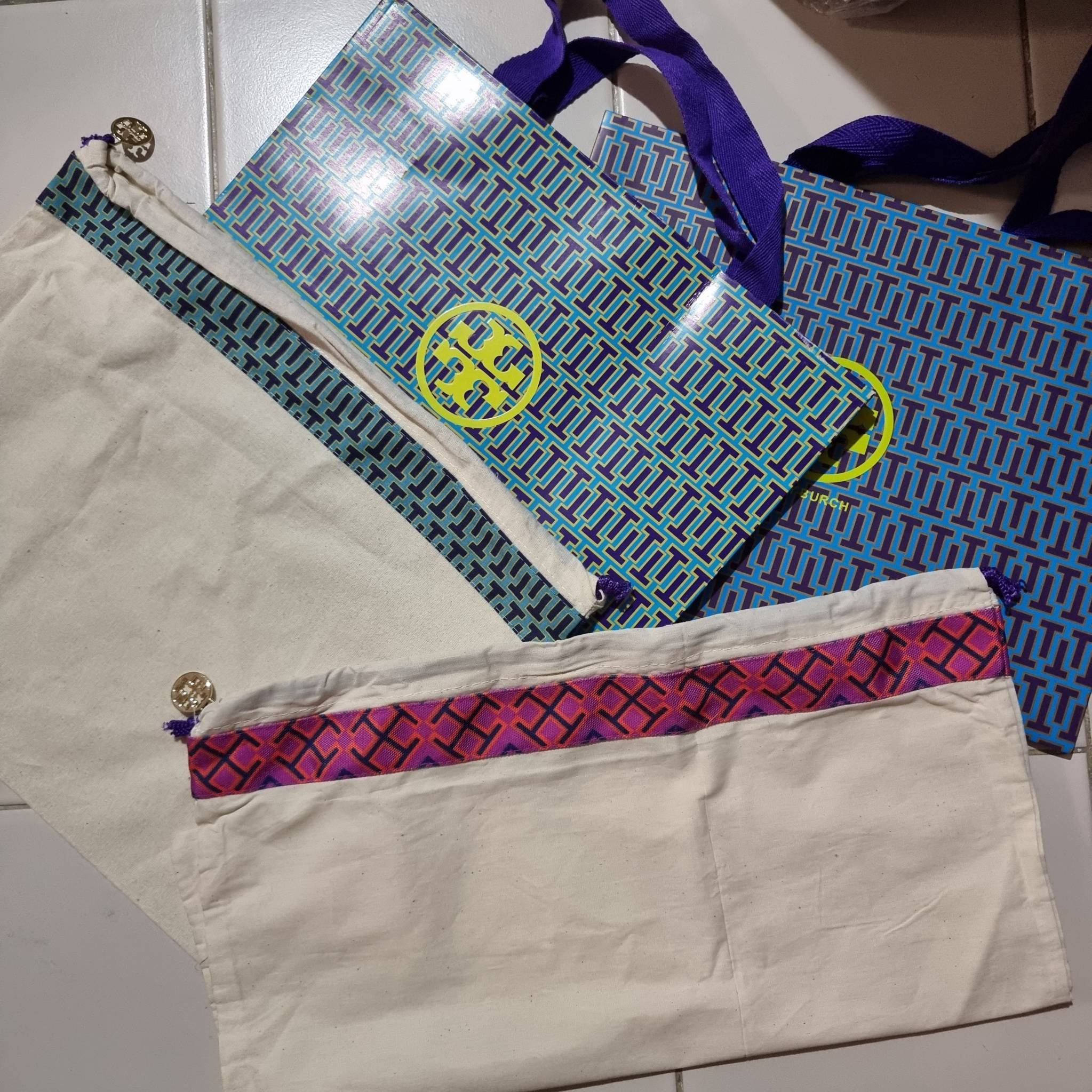 TORY BURCH T MONOGRAM LASER-CUT MINI BUCKET BAG ใจบางที่สุดกับคอลเลคชั่นนี้ กับกระเป๋าสะพายทรงบัคเก็ต ไซส์มินิ รุ่นชูโรงสุดฮิต ที่เพิ่มดีเทลความแพงด้วยการฉลุลวดลายโมโนแกรมรอบใบ ถักทอเป็นเส้นลายสานที่สวยงามมาก งานฝีมือจริงๆ วัสดุหนัง cowhide รูดเปิด-ปิดด้ว