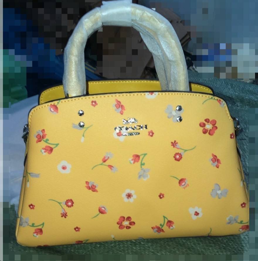 COACH C8216 MINI LILLIE CARRYALL WITH MYSTICAL FLORAL PRINT สีใหม่ล่าสุด กับรุ่นที่สุดของความขายดี คอลยอดฮิตในลวดลายสุดชิค กระเป๋าสะพายทรงสวย ที่ดีไซน์ออกมาให้ใช้งานง่าย สะดวก สวย หรู ดูดี!! วัสดุหนังแคนวาสเคลือบลาย มาพร้อมสายสะพายข้างและหูจับในตัว ถอดออก