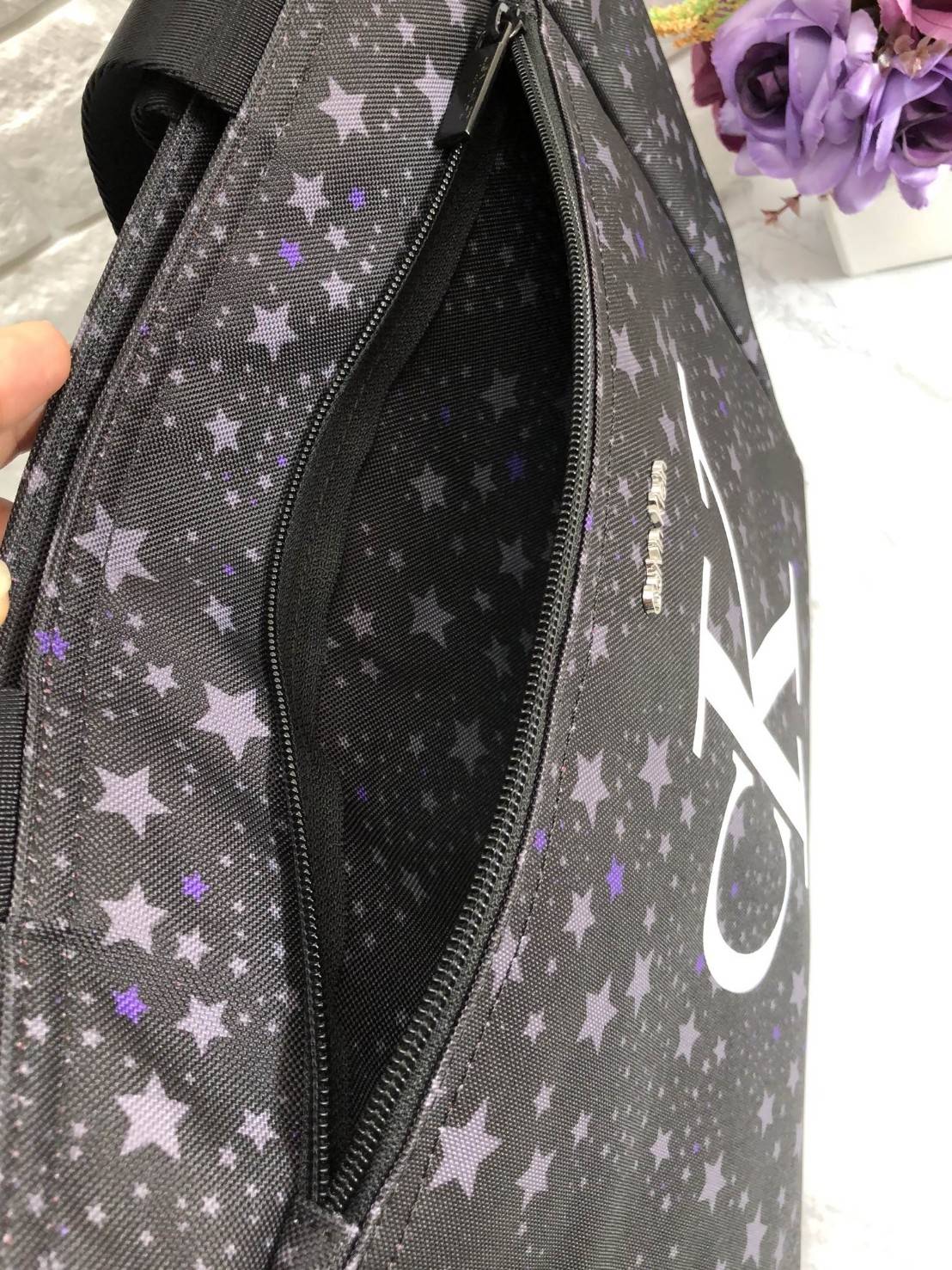 New Calvin Klein Medium Tote Bag พร้อมส่งสินค้ารุ่นหายากค่ะ กระเป๋าถือทรง tote วัสดุผ้าอย่างดี ด้านหน้าสกรีนโลโก้แบรนด์คมชัด มีช่องซิปยาว ช่องกว้างใส่ของจุ เปิดปิดกระเป๋าแบบซิป หัวซิปปั้มแบรนด์ ภายในกระเป๋าโล่งกว้างมากค่ะ มีช่องซิปให้อีกช่อง หูหิ้วกระเป๋า