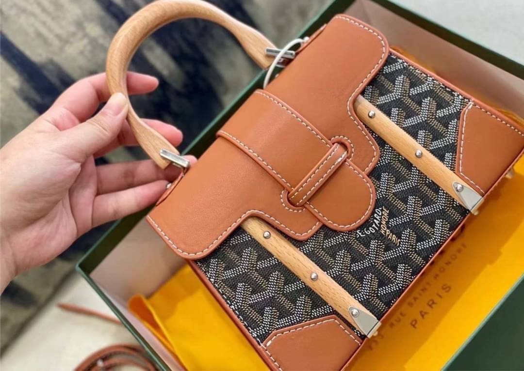 GOYARD Saigon Structure Mini Bag คุ้มค่าและ exclusive ที่สุดกระเป๋าทรงโท้ทไซส์มินิ ดีไซน์ล้ำ โดดเด่นด้วยรูปทรงและมือจับไม้สังเคราะห์ ที่ไม่เหมือนใคร และเพิ่มลูกเล่นด้วยสายคาด ใช้งานได้ทุกสถานการณ์ หยิบใช้วันไหนๆ ก็ตอบโจทย์ได้หมดน้า