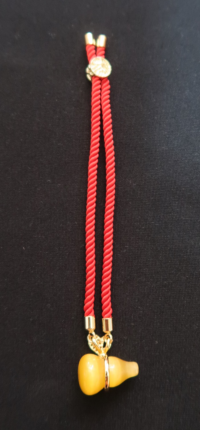 สินค้าหมดค่ะ สร้อยข้อมือน้ำเต้าสีเหลืองด้ายแดง ดูดทรัพย์ เสริมดวงค้าขายค่ะ