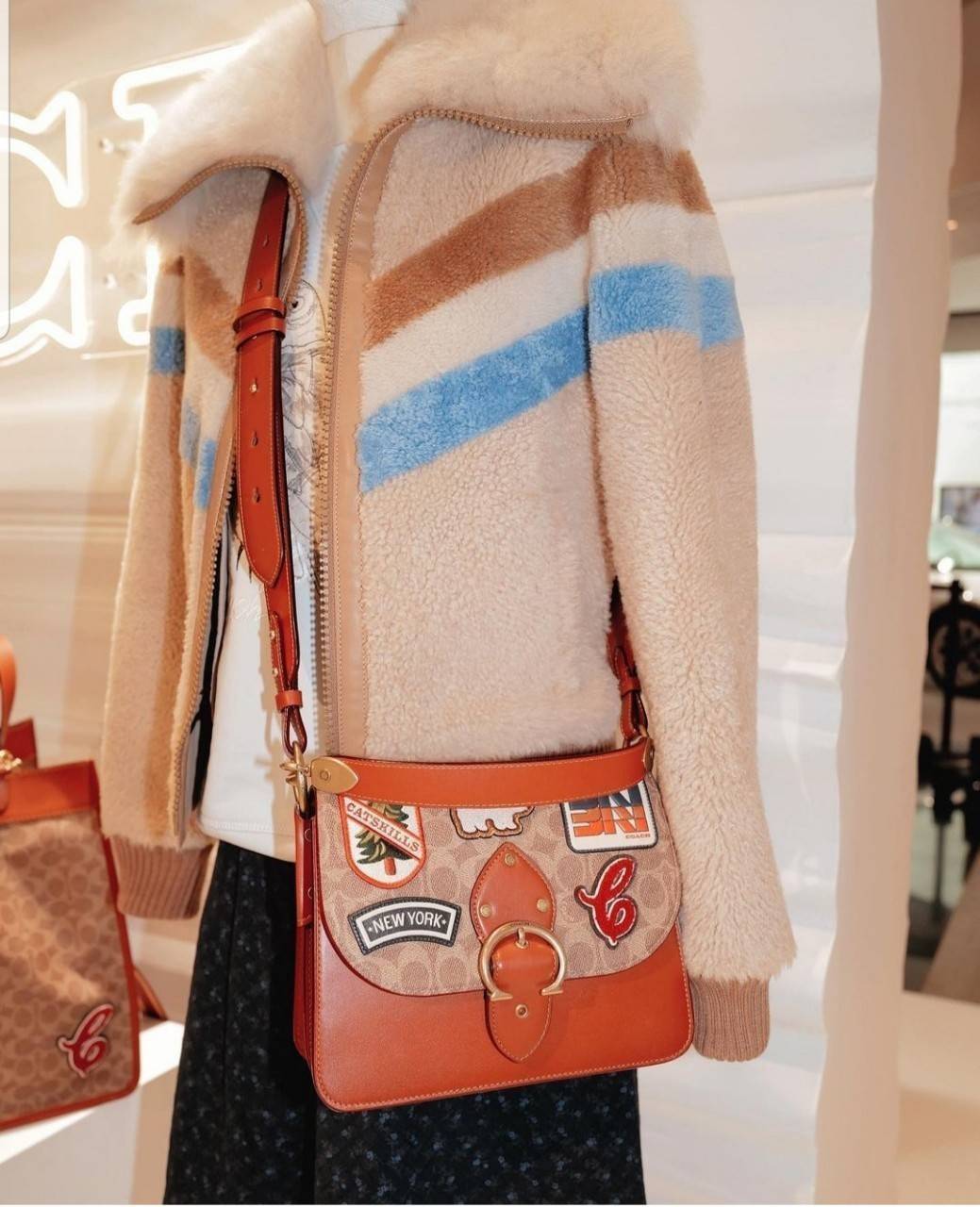 OUTLET 】COACH BEAT SHOULDER BAG IN SIGNATURE CANVAS WITH PATCHES (C6837) ไหวมั้ยเนี้ย!! สวยฟาดอีกแล้วนะยูวว 🤩🌺คอลเลคชั่นใหม่สุดปัง อลังเวอร์!//กระเป๋าถือ สะพายไหล่ลาย SIGNATURE ตกแต่งความเก๋ด้วยแผ่นแปะลวดลายที่มีเฉพาะจาก COACH คอลเลคชั่นนี