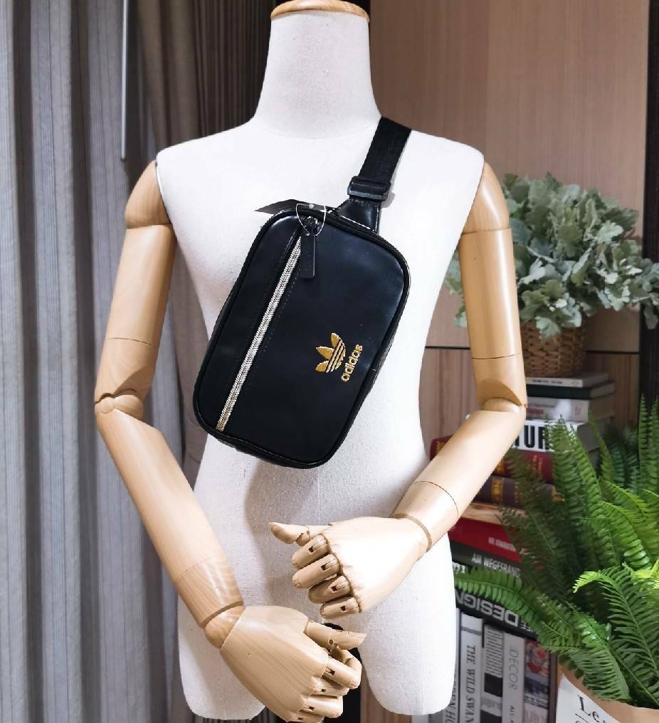 Adidas Factory Mini Waist Bag กระเป๋าสะพายสไตล์สปอร์ตแบบคาดเอวหรือคาดอกดีไซน์สุดฮิตใช้ได้ทั้งชายและหญิง วัสดุหนังเรียบแบบนิ่มกันน้ำอยู่ทรงทำความสะอาดง่าย ขนาดกำลังดี น้ำหนักเบา ด้านหน้ามีโลโก้แบรนด์ เปิดปิดด้วยซิปสะดวกใช้ หัวซิปปั้มแบรนด์สายสะพายเลื่อนปรั