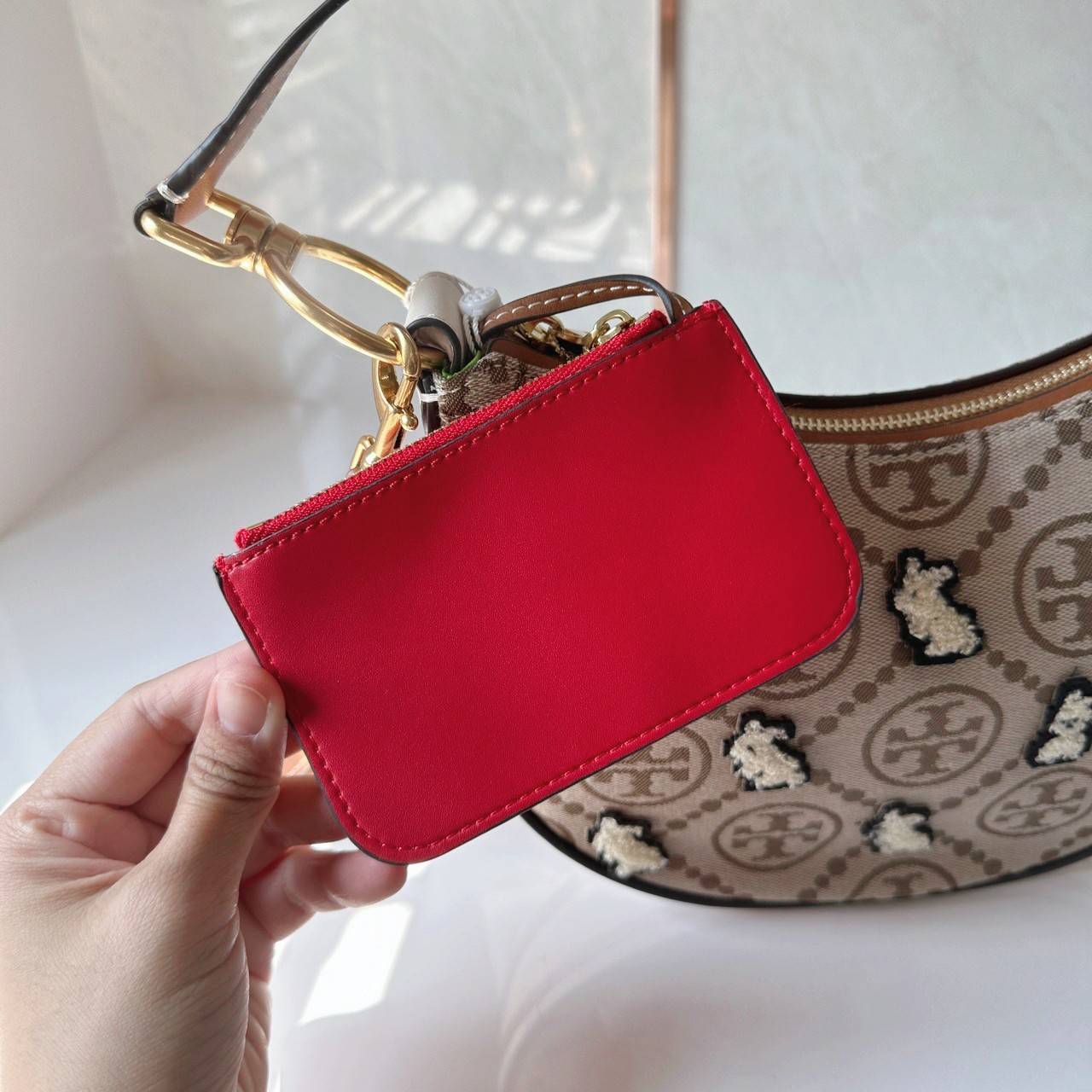 TORY BURCH Mini T Monogram Embroidered Rabbit Crescent Bag 🐇 คอลเลคชั่นกระต่ายสุดร้อนแรงแห่งปี 🥕🥕 คอลเลคชั่นทีบ่งบอกสไตล์ที่ทันสมัยทรงครึ่งวงปักลายกระต่ายบนกระเป๋าสุดน่ารัก โด่ดเด่น