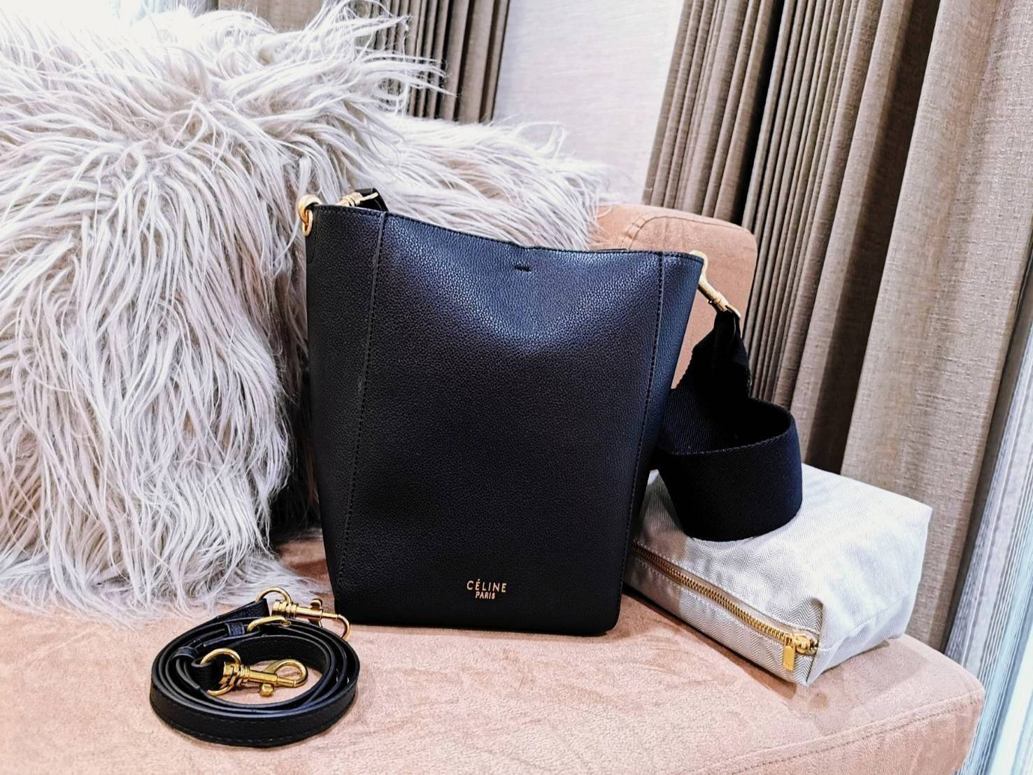 CELINE TRIOMPHE BUCKET BAG VIP GIFT WITH PURCHASE (GWP) พรีเมี่ยมกิ๊ฟ Limited Edition จาก CELINE PERFUME DUTY FREE COUNTER วัสดุหนังแท้ CALFSKIN ดีไซน์ทรง Bucket ขนาดกำลังดี มาพร้อมใบเล็กด้านในแยกใช้ได้ น้ำหนักเบา ภายในกว้างใส่ของใช้ได้เยอะพร้อมสายสะพายให