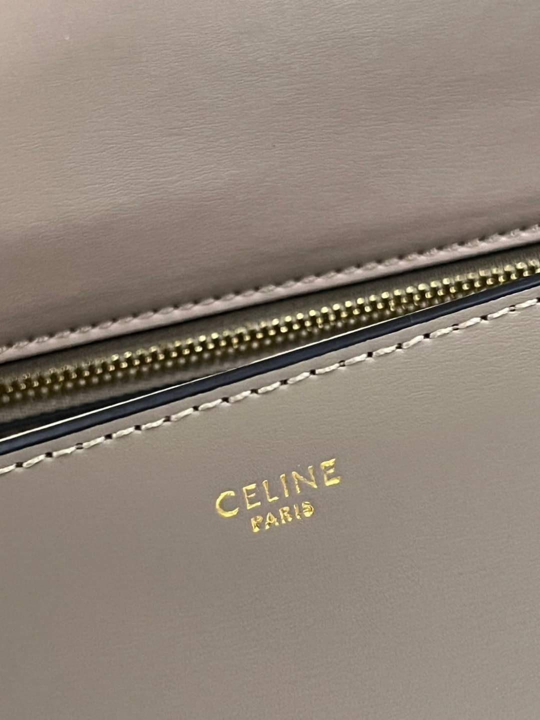CELINE Classique Triomphe Bag in shiny / CELINE TRIOMPHE WITH CHAIN กระเป๋าสะพายทรงกล่องคล้าย Classic Box แต่มีรุ่นใหม่ออกแบบโลโก้สะดุดตาวินเทจ ด้วยดีไซน์ที่ดูโฉบเฉี่ยว