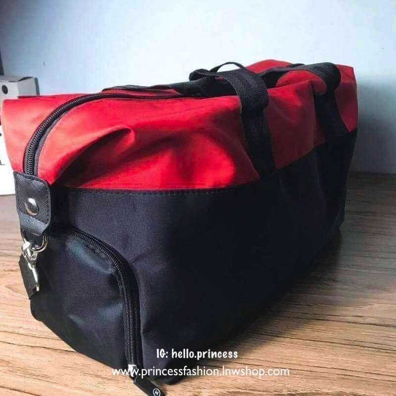 CHANEL VIP GIFT Large Travel Bag กระเป๋าเดินทาง Gift With Purchase รุ่น Limited พรีเมี่ยมกิ๊ฟของเเท้จาก Chanel Perfumes Counter วัสดุ NYLON เนื้อหนาสีทูโทนดำแดงสกรีนโลโก้ด้านหน้า เปิดปิดด้วยซิป หัวซิปแบรนด์ ใบใหญ่จุใจ พิเศษ! มีช่องใส่รองเท้าด้านข้างแยกเป็