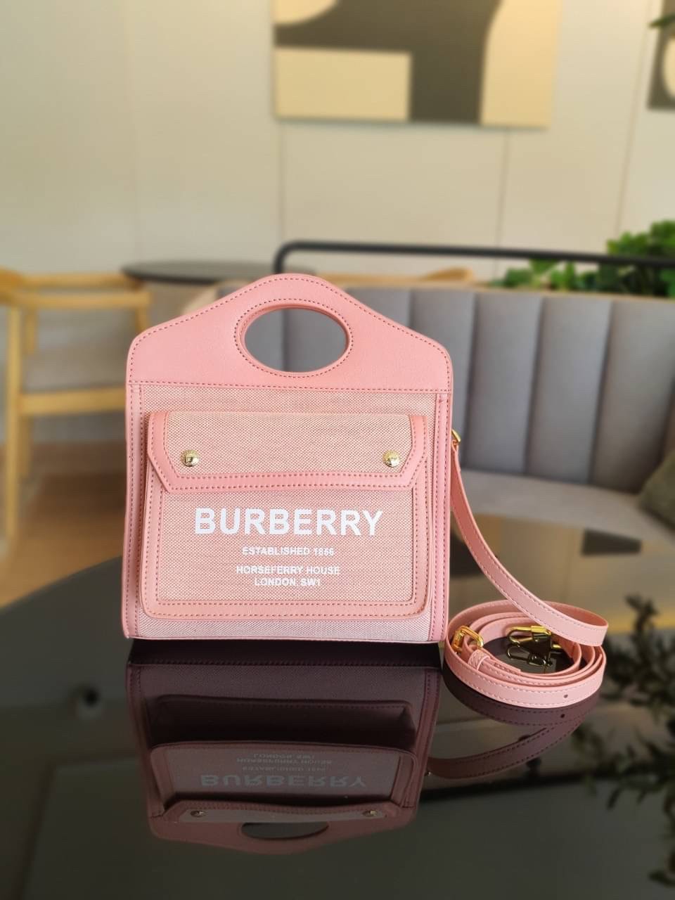 BURBERRY Mini Pocket Bag in Bright Red/dusky Pink / BURBERRY FRAGRANCES MINI TOTE BAG ตัวกระเป๋าเป็นผ้าตัดหนัง Lambskin นิ่มสวยหรูดูดี สีสันพาสเทล **น่ารักมากๆ มีช่องกระเป๋าหน้าเล็กให้1ช่อง ภายในช่องหลักโล่งกว้าง
