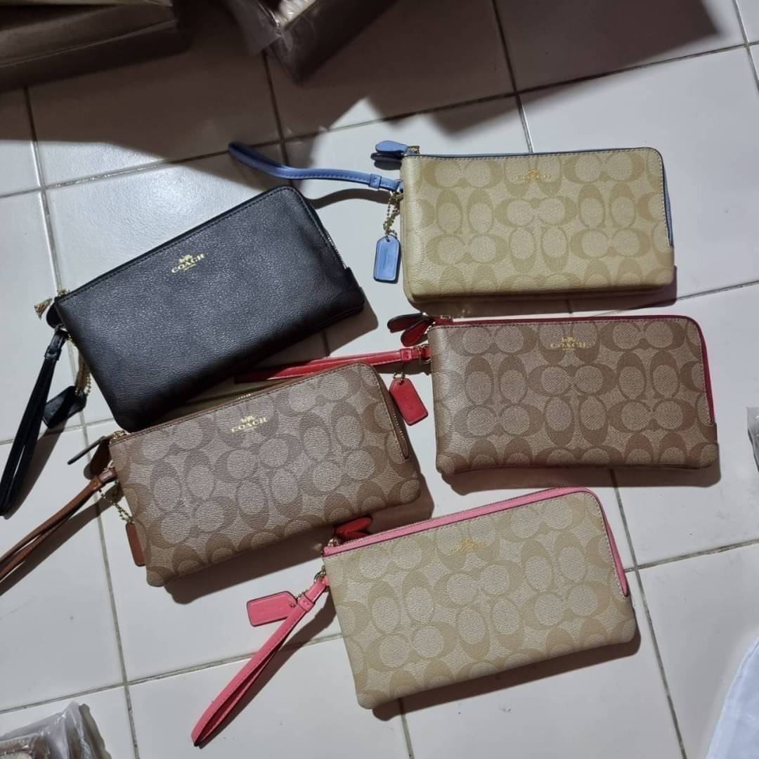 COACH F54057 DOUBLE ZIP WALLET IN SIGNATURE กระเป๋าคล้องมือ size L ใบนี้ใส่มือถือได้ทุกรุ่น ขนาดกำลังดี พกพาสะดวกมากๆ วัสดุหนังสังเคราะห์ ภายในเป็นผ้าสีสวยคม ใส่ธนบัตร ใส่บัตรได้เยอะ ใส่มือถือได้สบายๆทุกรุ่น ตอบโจทย์สาวๆที่ไม่ชอบพกเยอะวุ่นวายจ้า ใบนี้เอาอ