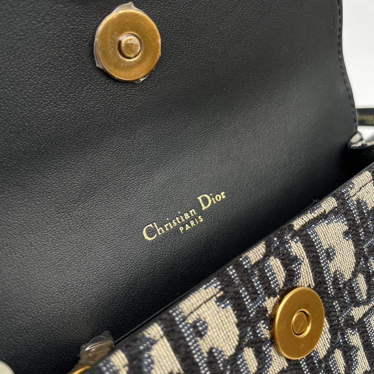 หนังแท้ DIOR SADDLE BELT POUCH Blue Dior Oblique Jacquard กระเป๋าคาดคาอก/คาดเอว เป็นทางเลือกที่ทันสมัยสำหรับกระเป๋าแบบคลาสสิก ตัดเย็บจากผ้าแจ็คการ์ด Dior Oblique โทนสี Navy Blue เข็มขัดถอดออกได้จะช่วยเสริมลุคให้ทุกชุด กระเป๋าคาดเอวจะสะพายไหล่ สะพายข้าง หร