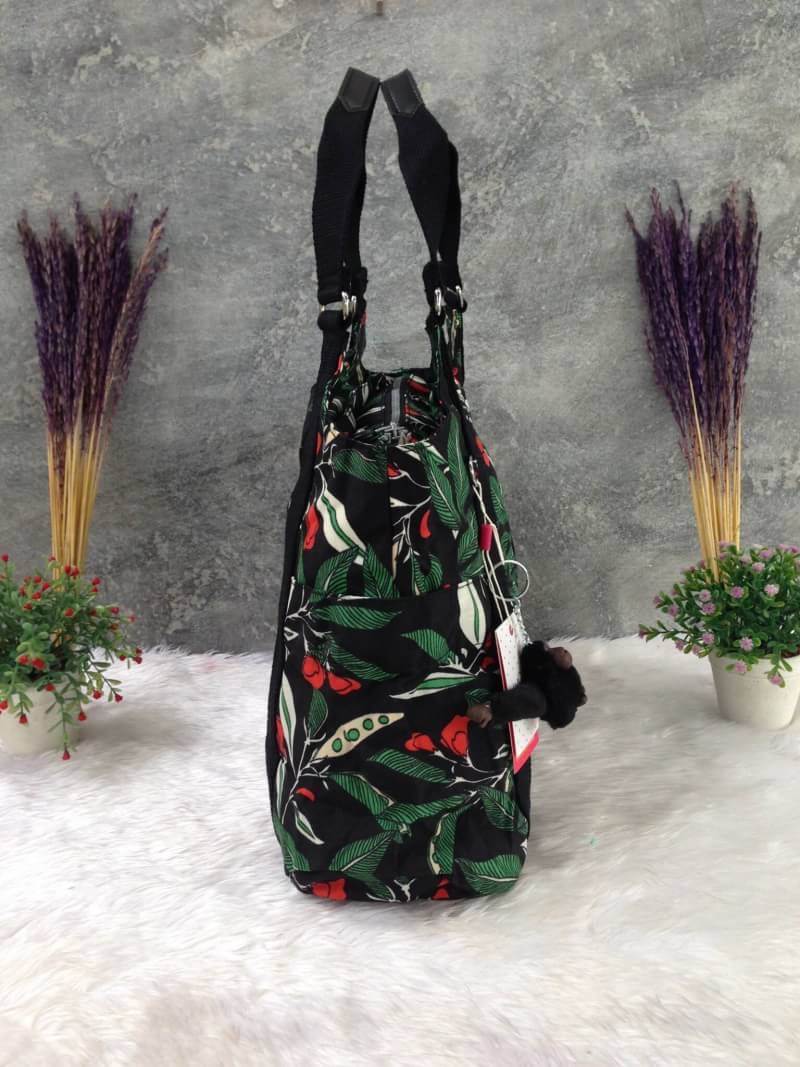 Kipling รุ่น Cicele กระเป๋าสะพายไหล่ใบใหญ่ สวยน่ารัก ตัวกระเป๋าด้านในเป็นช่องโล่งแบบปิดเปิดด้วยซิป มีช่องซิปด้านใน ด้านข้างกระเป๋า มี 2 ช่อง ปิดเปิด ด้วยเทป พร้อมที่ใส่โทรศัพท์ ปากกา และ MP 3 ในส่วนด้านใน และ ด้านข้างกระเป๋า ซ้าย-ขวา เป็นช่องขนาดเล็กสำหรั