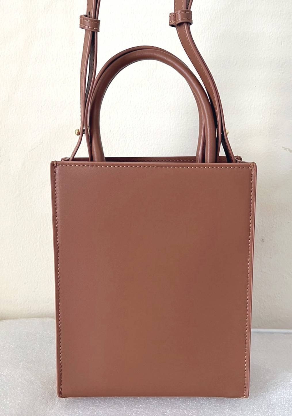 LOEWE Tote Leather Bag พร้อมส่ง กระเป๋าทรงโท้ทหนังเรียบสวยอยู่ทรงด้านหน้ามีโลโก้แบรนด์ หูจับแข็งแรงมาพร้อมสายสะพายหนังเรียบยาวปรับระดับได้จะถือหรือสะพายไหล่สะพายเฉียงก็ดูดี