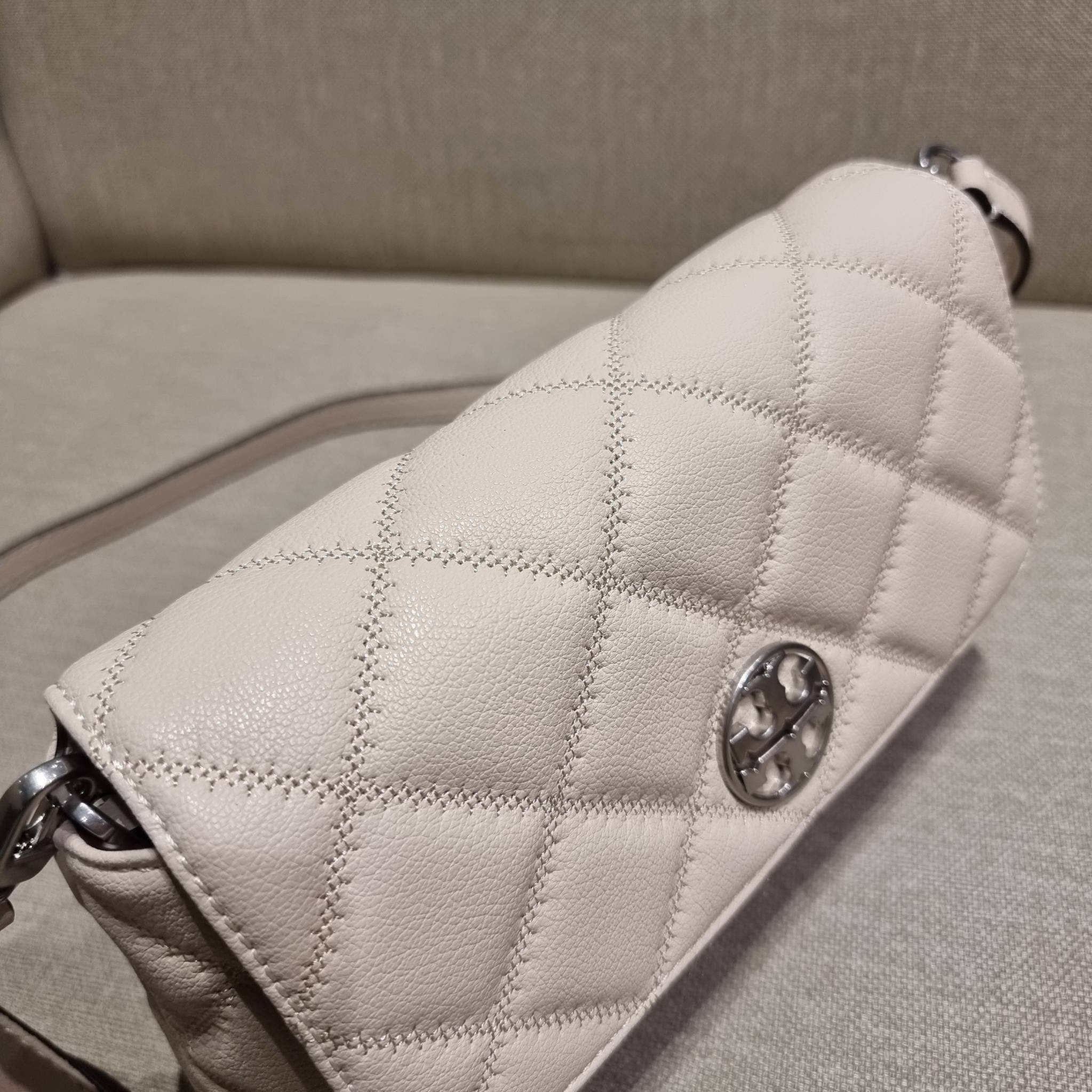 TORY BURCH WILLA MINI SHOULDER BAG ใหม่ล่าสุด พร้อมเสิร์ฟไม่ต้องรอพรีฯ กระเป๋าสะพายดีไซน์เลิศ ทรงสวย กะทัดรัด สะพายคล่องตัว ดีไซน์บุนวม เส้นคมสวยหรู