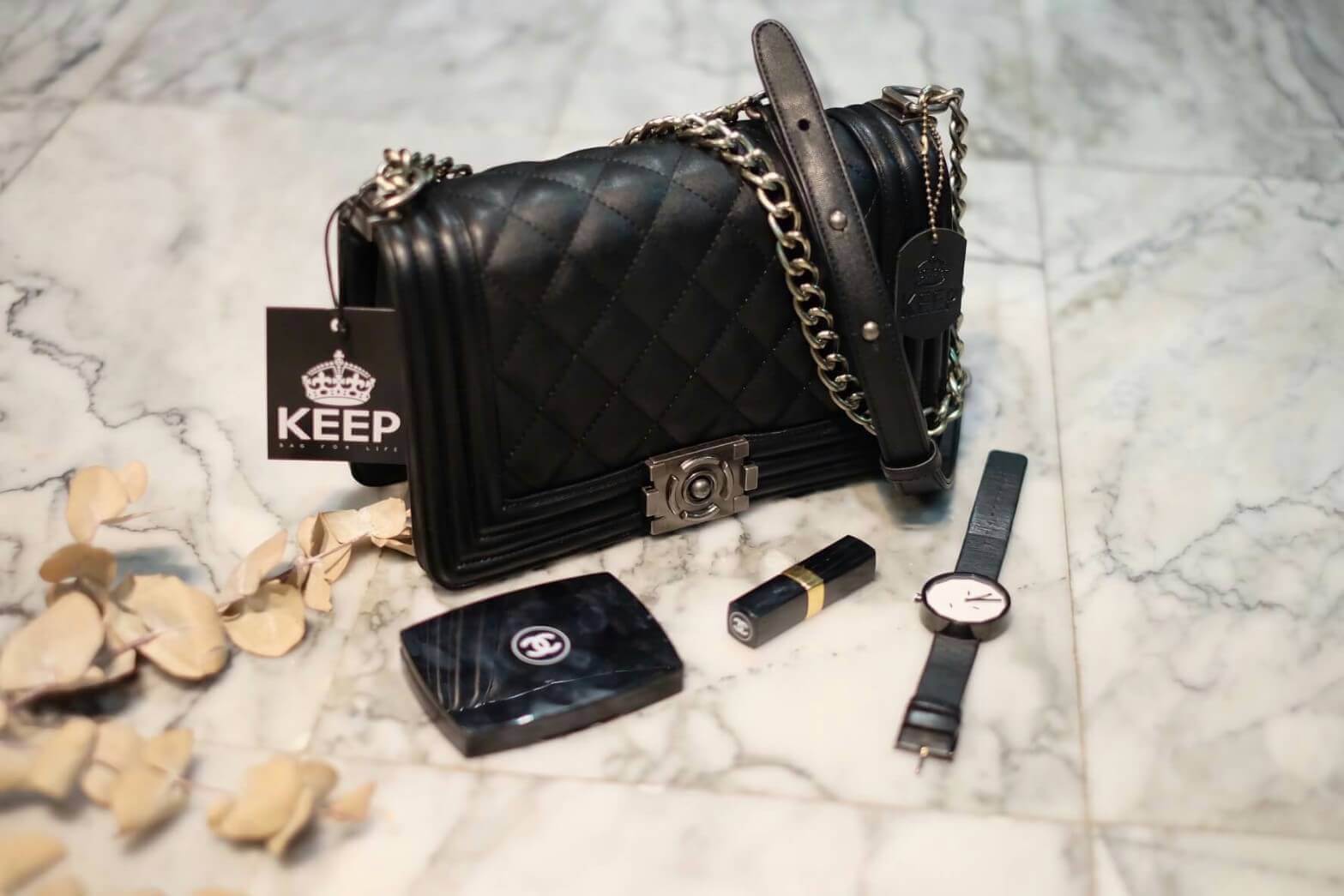 ทางร้าน ได้กระเป๋า จากแบรนด์ KEEP ทรงเดียวกับ Chanel boy เลย รุ่น KEEP shoulder Luxury Quited bag สวย หรู เท่ มากๆ เลยน๊า กระเป๋าอยู่ทรง #หนังแกะสังเคราะห์นิ่มตึงสวยมากคะ สายโซ่ มีที่รองไหล่ สะพายสบายคะ สายปรับ สั้น ยาวได้คะ #ใบจริงสวยมาก เข้ากับชุดได้ง่า