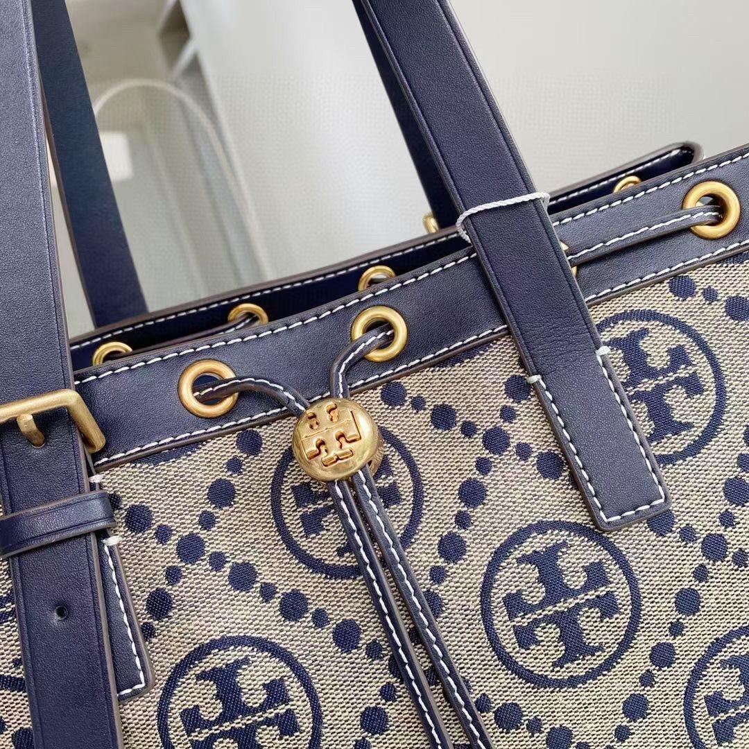 OUTLET Tory Burch T- Monogram Jacquard Small Tote กระเป๋าถือหรือสะพายไหล่ วัสดุ Canvas ปักษ์ลายแบรนด์ อะไหล่ทองสวยหรู น้ำหนักเบา