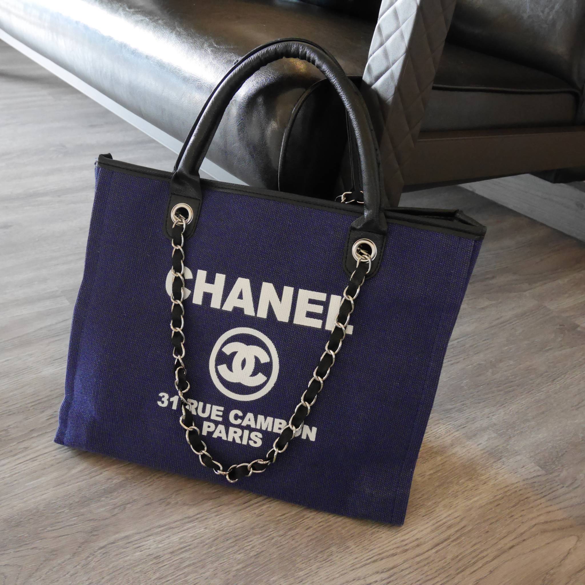 สินค้าขายดีที่สุดในสองปี 👏👏 **กลับมาอีกแล้วคะ งาน พรีเมี่ยมกิ้ฟจากแบรนด์ Chanel กระเป๋า ทรง Tote ผ้า canvas เนื้อหนาอย่างดี มีซับใน ด้านหน้าเพ้นโลโก้แบรนด์หรู **จุดเด่นที่ หูจับมี 2 แบบคือ แบบสายหนัง และ โซ่ สามารถ สะพายไหล่ได้คะ ใบใหญุจุข