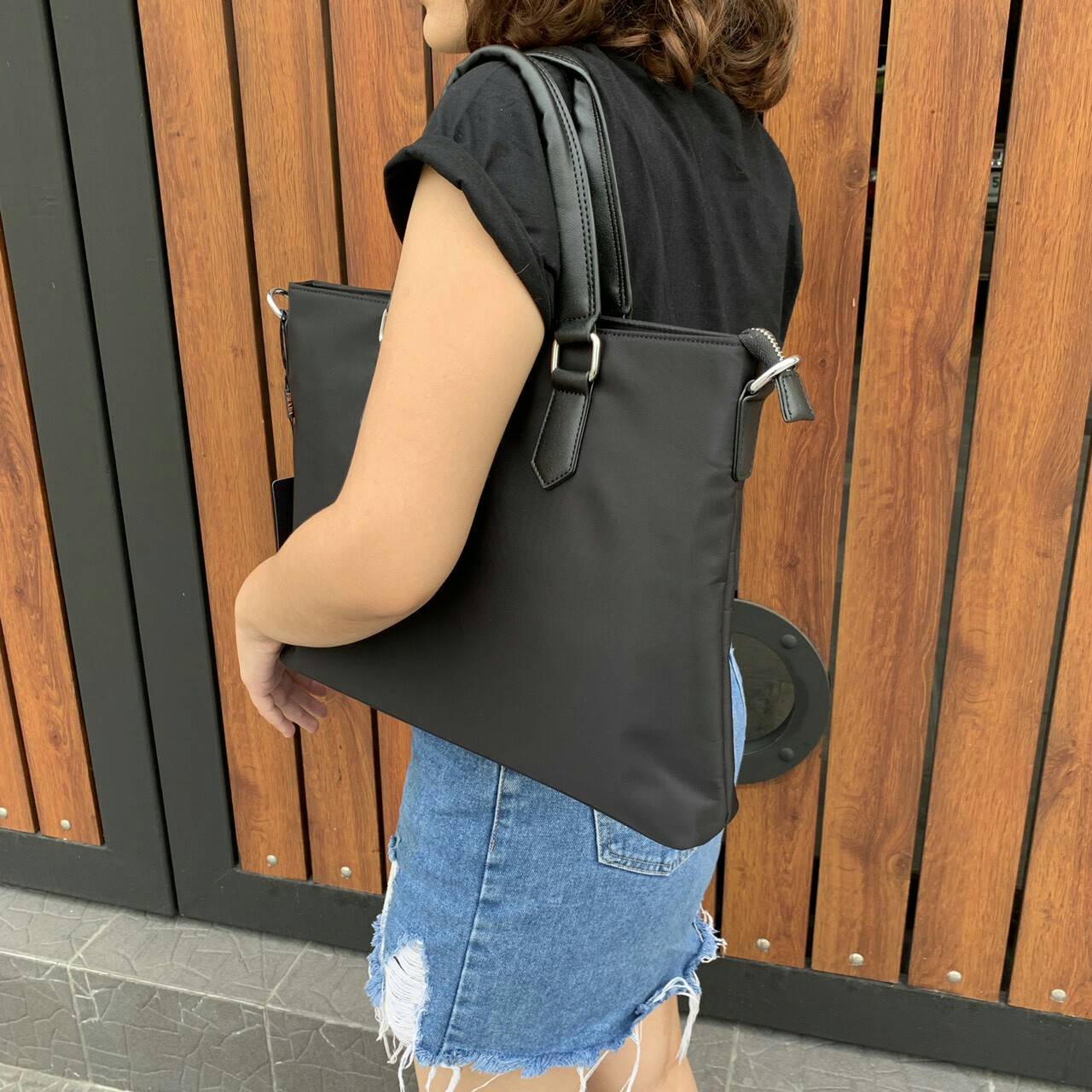 PRADA VIP GIFT NYLON HANDBAG ทรงสวย สุดคลาสสิค อยู่ทรง สวยหรูมากคะ วัสดุทำจากNylon คุณภาพดีสามารถกันน้ำได้ จะถือก็หรู จะสะพายก็ได้คะ ขนาดกลางๆ จุของได้เยอะ ใส่สมุด หนังสือ Ipad Labtop ได้สบายๆคะ ใช้ได้ทั้งคุณผู้หญิง และ คุณผู้ชายเลยคะ ดูดีมีคลาส มากๆคะ รุ