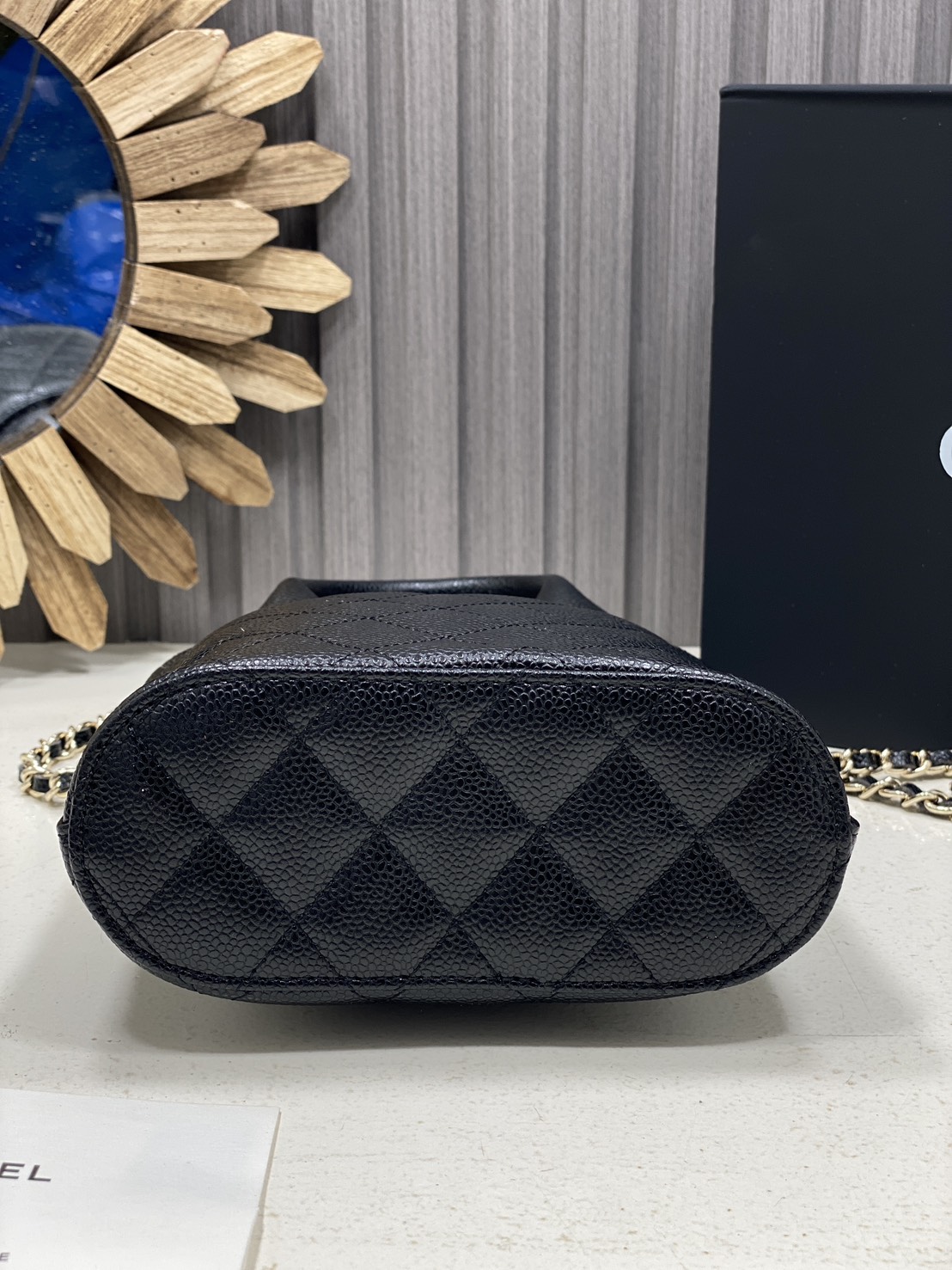 ORI หนังแท้ | Chanel Clutch with chain Bag / Chanel Bucket Bag กระเป๋าถือ กระเป๋าสะพายรุ่นใหม่ล่าสุด ในคอลเลกชัน Métiers d’art ปี 2024/25 ด้วยลูกเล่นของเนื้อสัมผัสและรูปแบบ
