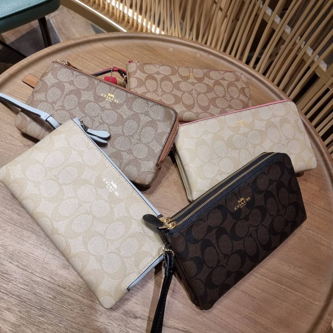 COACH F54057 DOUBLE ZIP WALLET IN SIGNATURE กระเป๋าคล้องมือ size L ใบนี้ใส่มือถือได้ทุกรุ่น ขนาดกำลังดี พกพาสะดวกมากๆ วัสดุหนังสังเคราะห์ ภายในเป็นผ้าสีสวยคม ใส่ธนบัตร ใส่บัตรได้เยอะ ใส่มือถือได้สบายๆทุกรุ่น ตอบโจทย์สาวๆที่ไม่ชอบพกเยอะวุ่นวายจ้า ใบนี้เอาอ