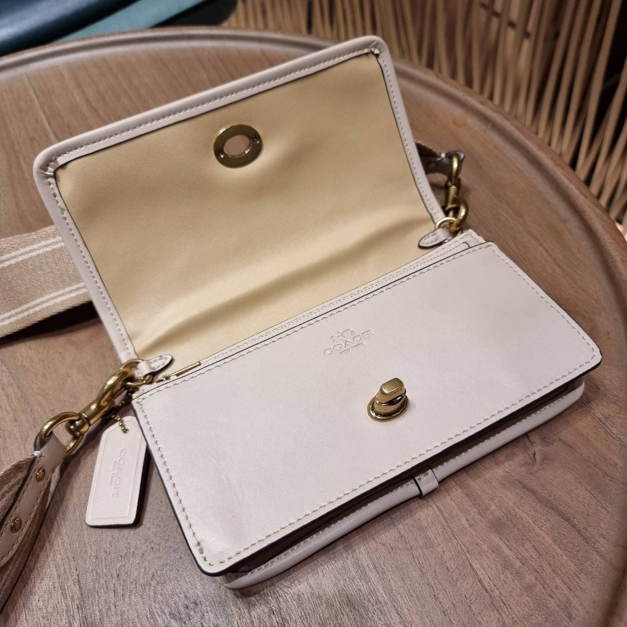 COACH C3824 FOLDOVER CROSSBODY CLUTCH IN SIGNATURE JACQUARD คลัทช์เก๋ๆที่สาวๆตามหา 2IN1 ไปอีกหนึ่ง!! กระเป๋าสะพายทรงคลัชท์ ใช้งานได้ถึง 2 แบบ จะพกเดี่ยวๆแทนกระเป๋าสตางค์ หรือคล้องสายสะพายข้าง สะพายชิคๆคูลๆ ก็ได้อีก มันดีงามมากทุกสี เพราะความละมุนของผ้า ja