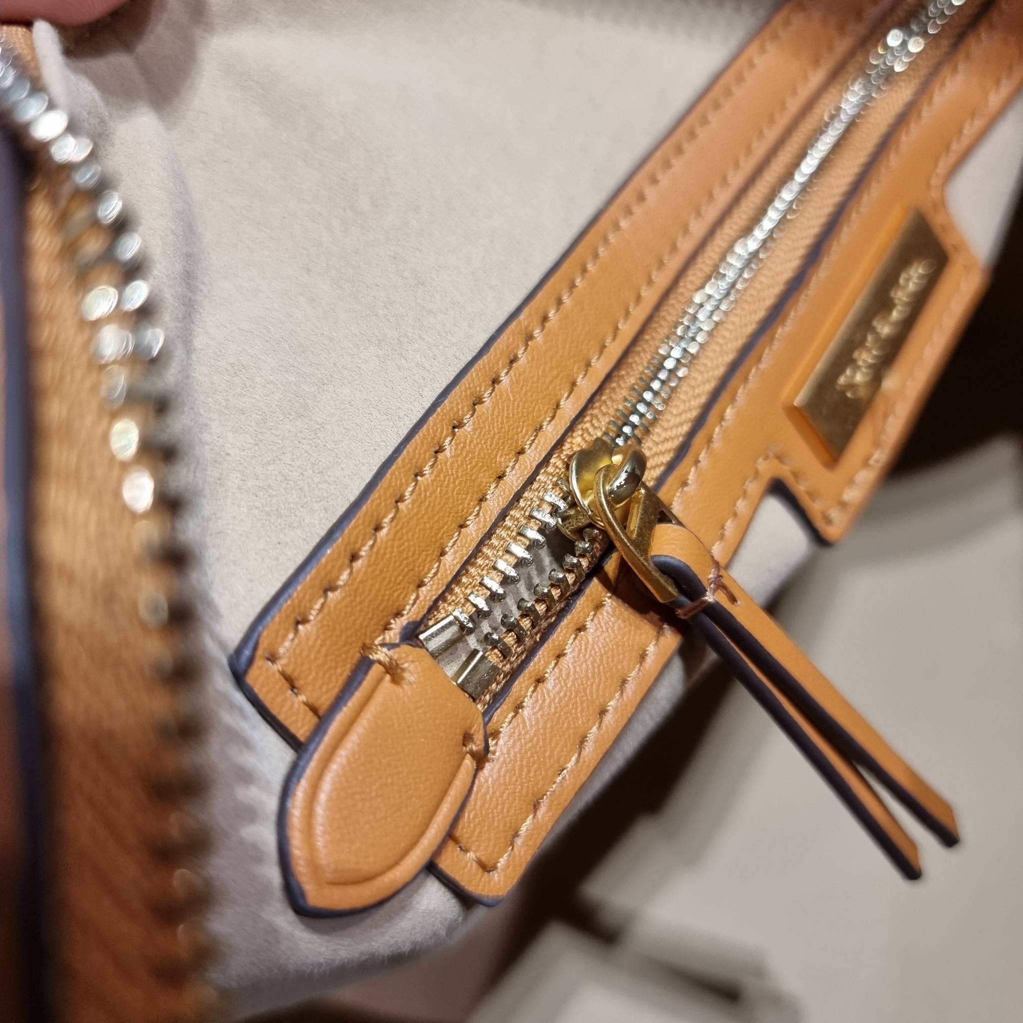 TORY BURCH T MONOGRAM JACQUARD EMBROIDERED DUFFLE คอลใหม่ล่าสุด สวยพร้อมเสิร์ฟแบบไม่ต้องรอพรีฯ ลายโมโนแกรมสุดคลาสสิคที่ถูกดีไซน์รังสรรค์ด้วยงานปักสุดชิค น่าใช้ใจฟูแค่แรกเห็น!! วัสดุ jacquard woven สลับหนังแท้ หูจับในตัว และพร้อมไปเลยกับสายสะพายข้าง ที่จะถ