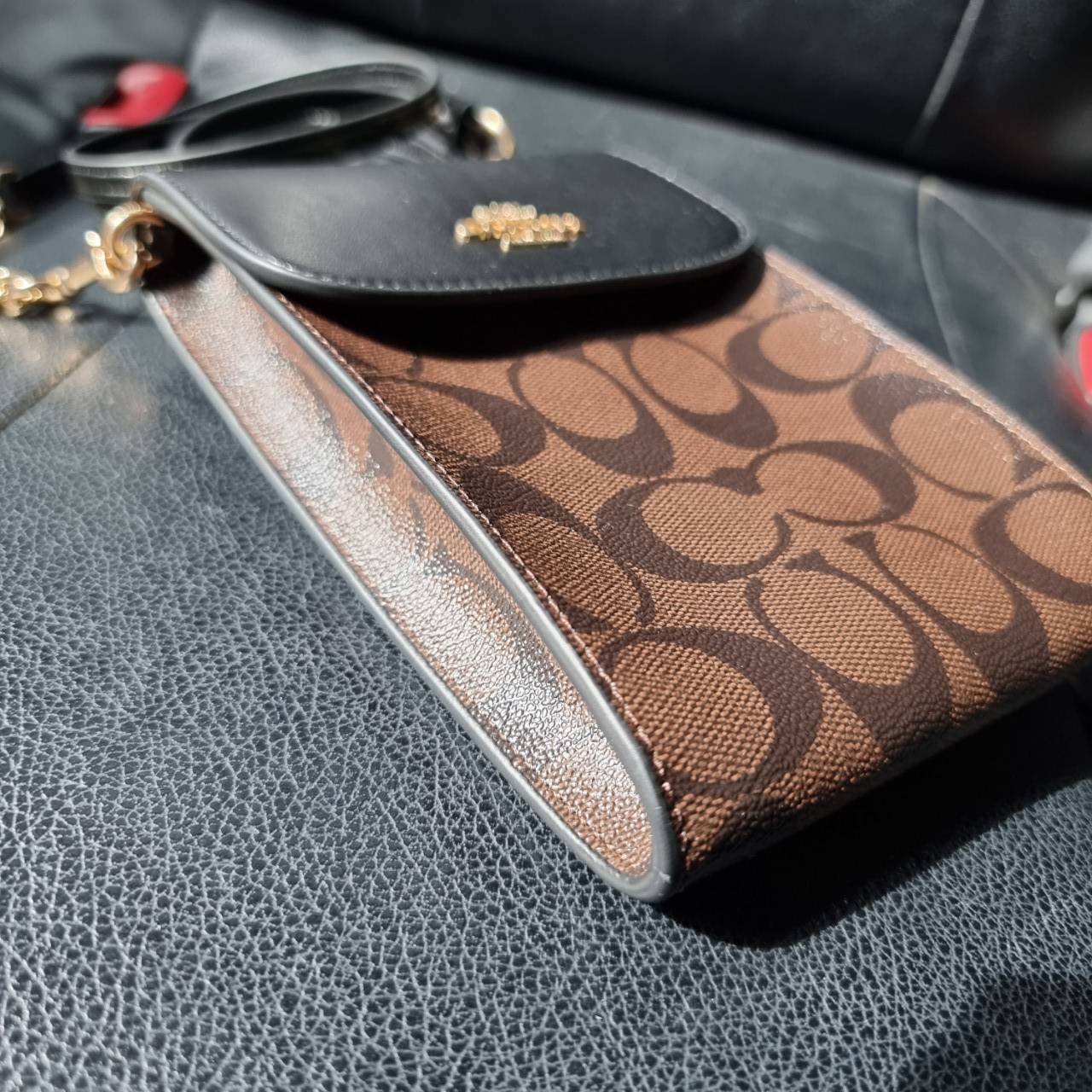 COACH 3051 RACHEL PHONE CROSSBODY IN SIGNATURE CANVAS HOT ITEM!! กระเป๋าสะพาย case phone ต้องมา ให้คุณพกพา gadget ล้ำไปได้ทุกที่ ใส่โทรศัพท์มือถือได้ทุกรุ่น ดีไซน์ใหญ่กว่าเดิม และยังมีช่องเก็บบัตรให้เพิ่มไปอีก ดีไซน์ลายซีคลาสสิค วัสดุหนังแคนวาส เปิด-ปิดด้